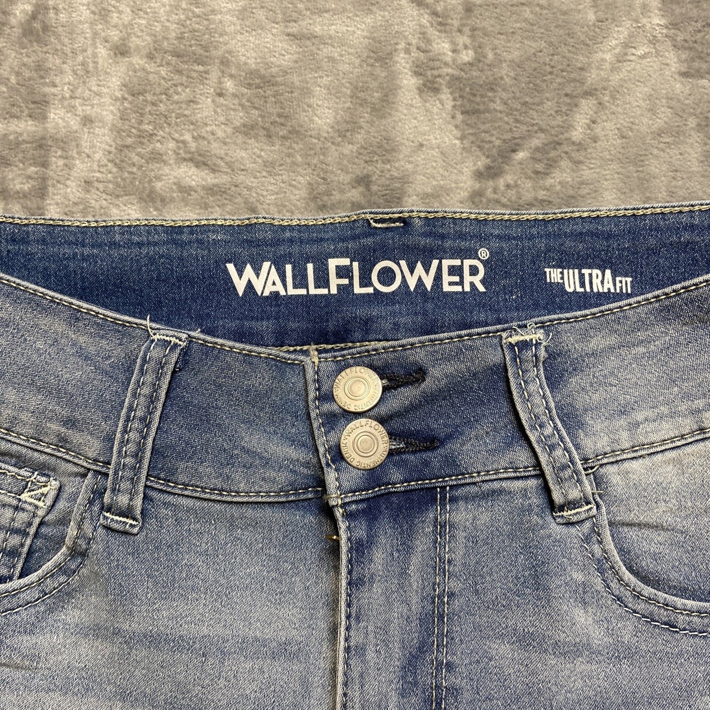 Wallflower Ultra Fit Cuffed Denim Shorts Women’s Size 11 Light Blue Denim