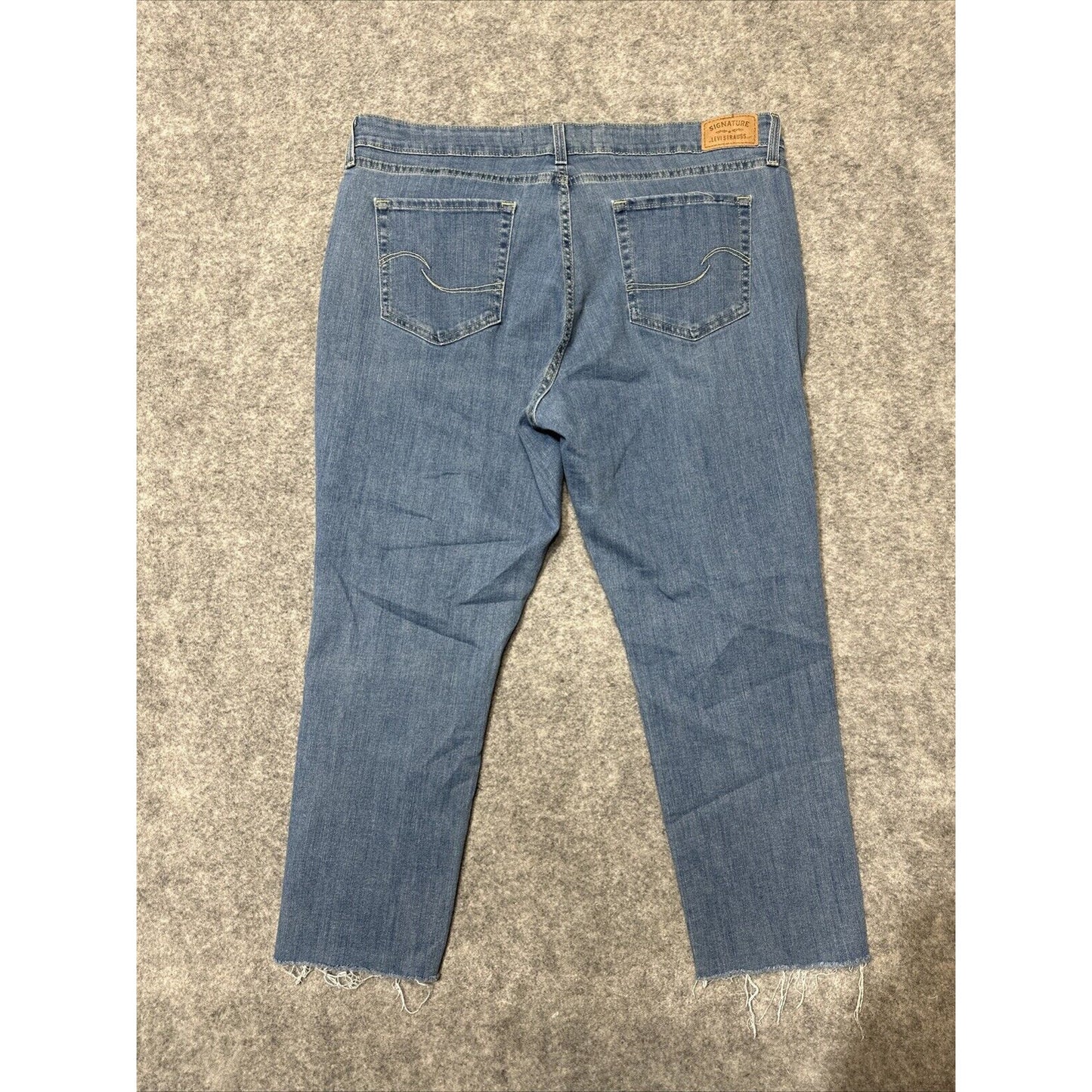 Signature Levi's Mid Rise Boyfriend Women's Jeans Size 34 Blue Light Wash Denim