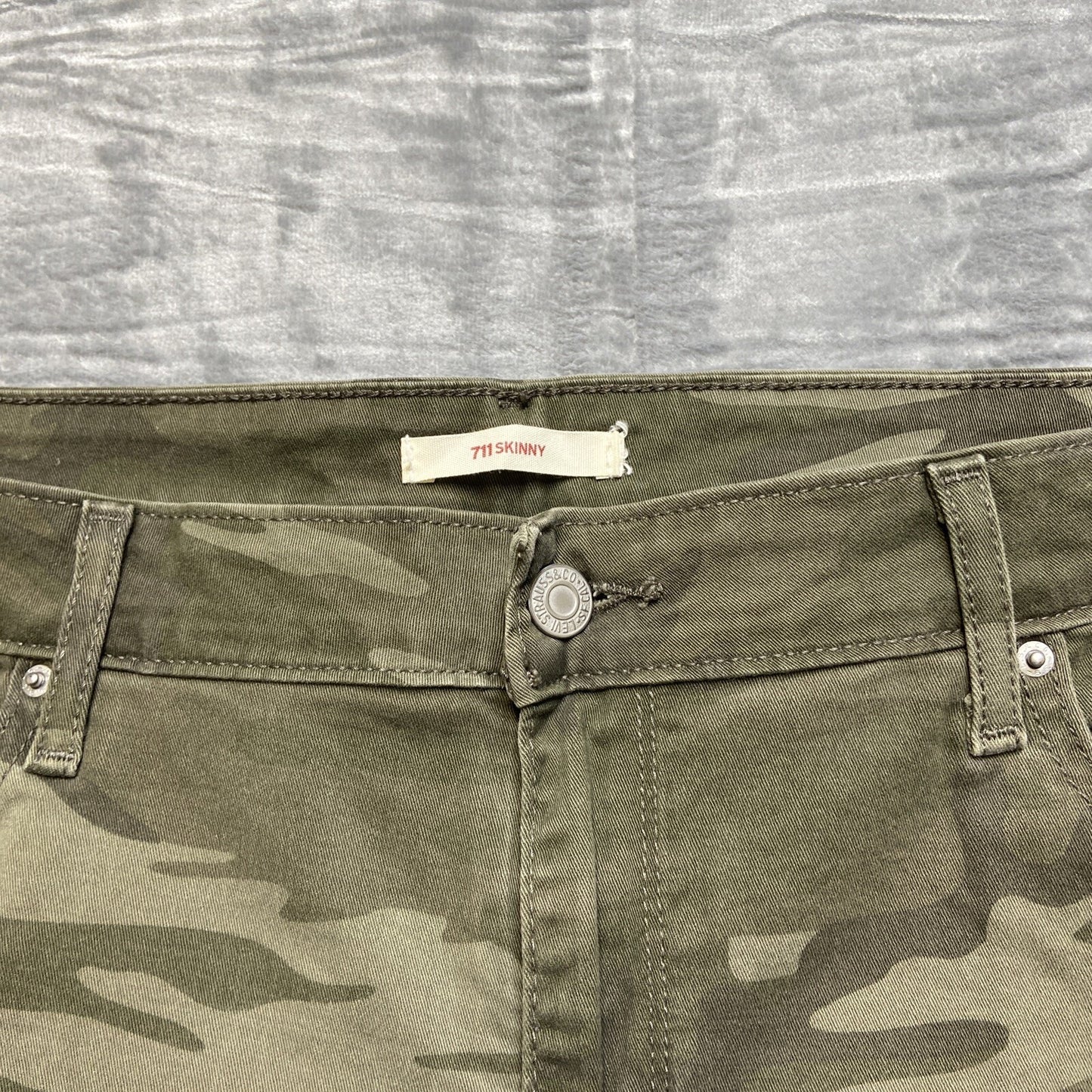 Levi's 711 Skinny Camo Skinny Pants Women's Size W34 Green Canvas