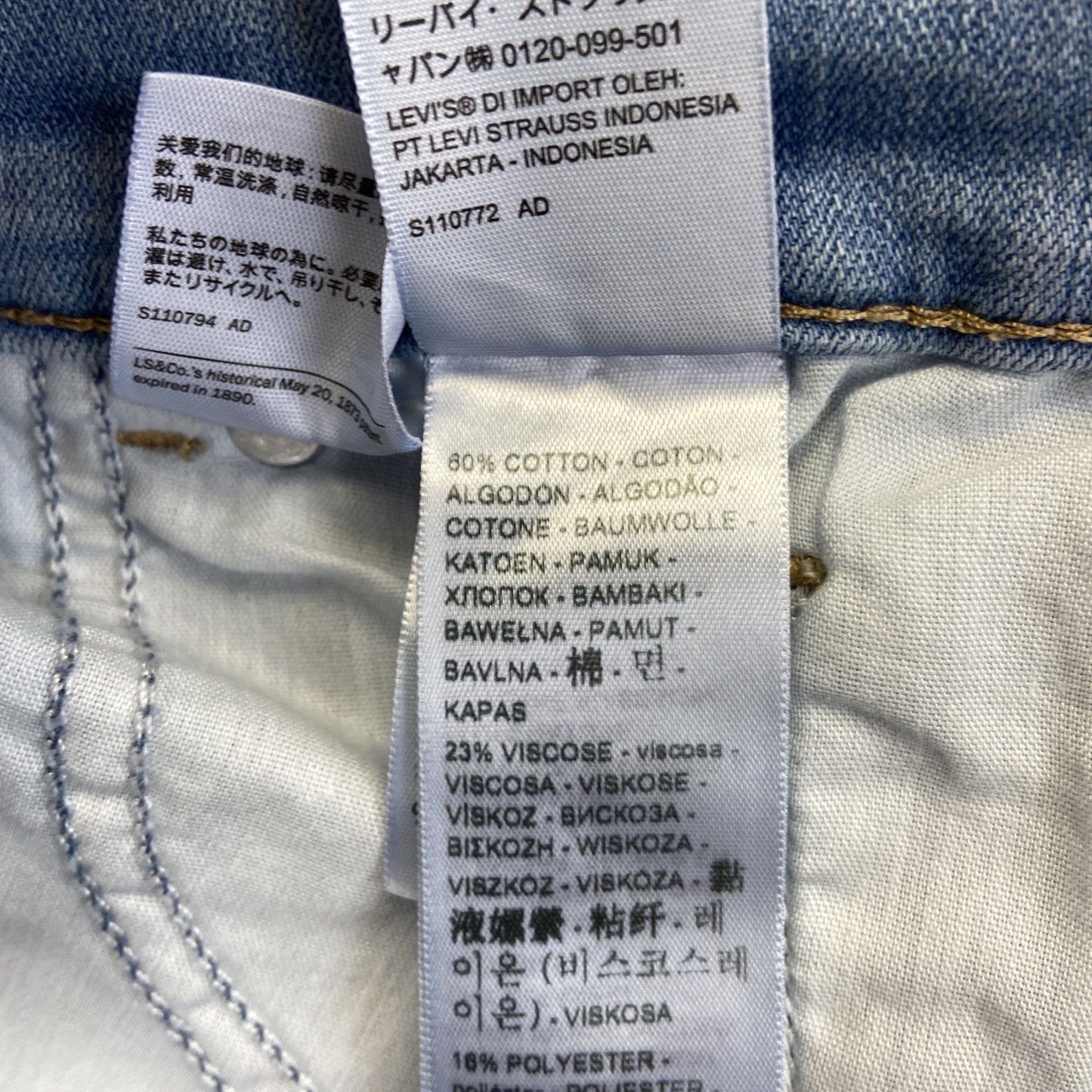 Levi's Classic Bermuda Jean Shorts Women's Size 33 Blue Denim Shorts
