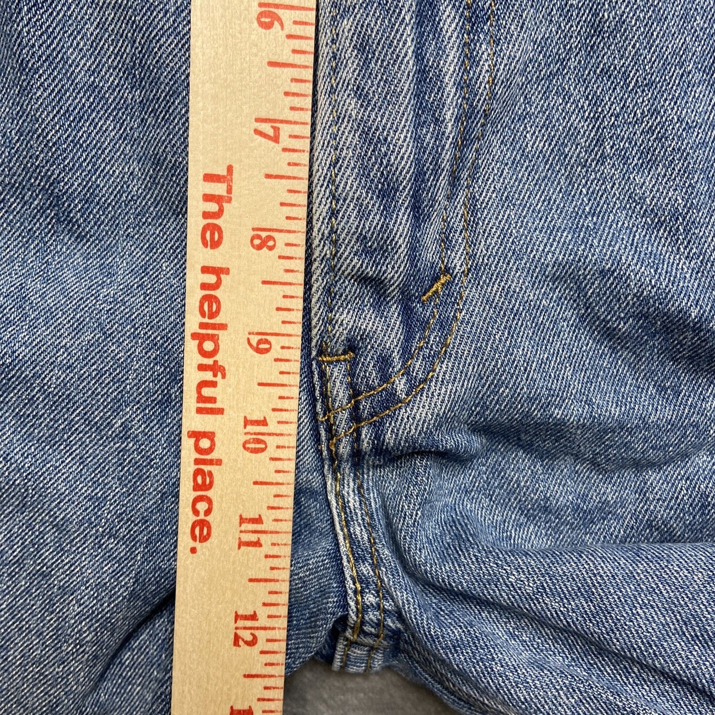 Vintage Levi’s 550 Relaxed Fit Jeans Men’s Size 38x30 Light Blue Denim