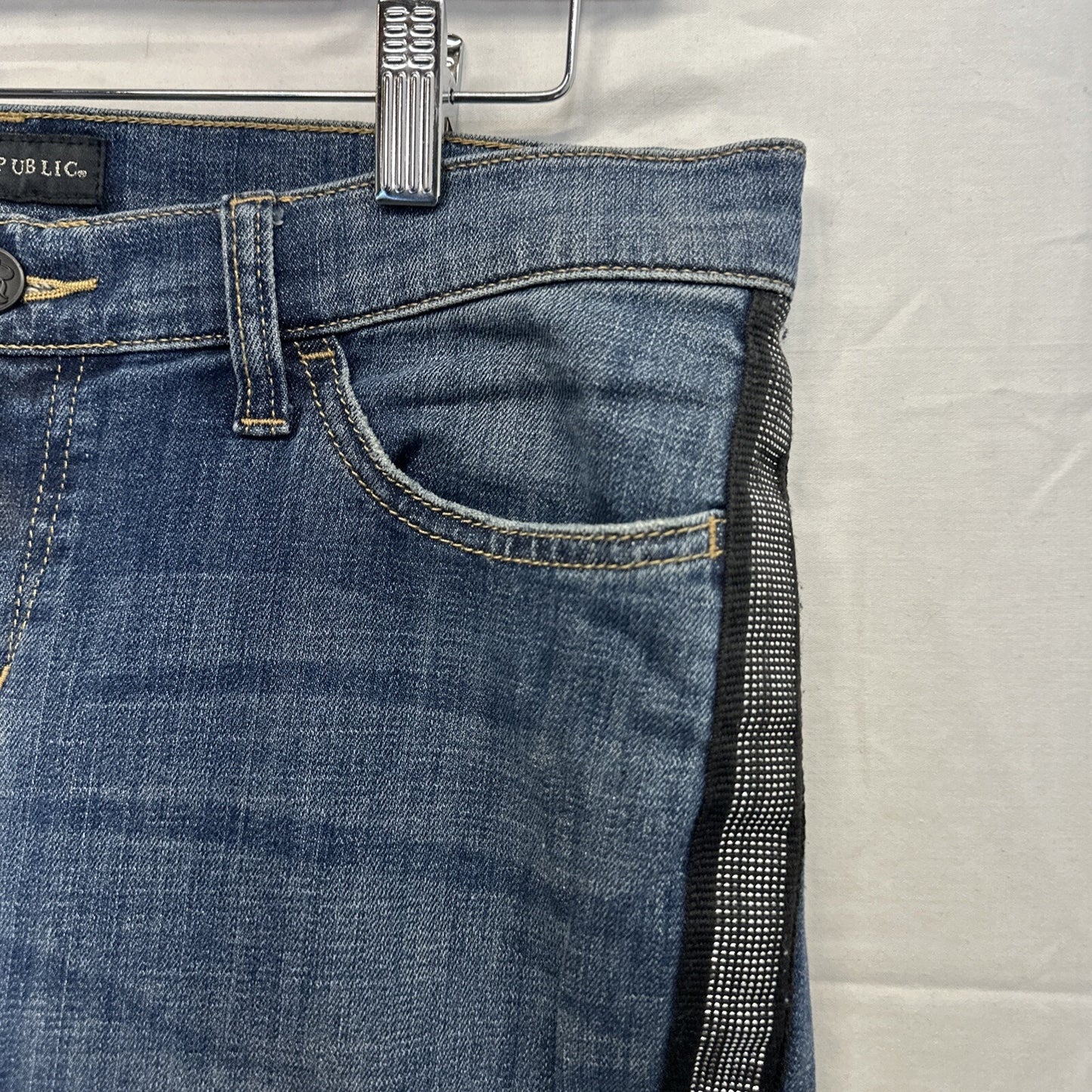 Rock & Republic Berlin Jeans Women's Size 12M Blue Medium Wash Embroidered Denim