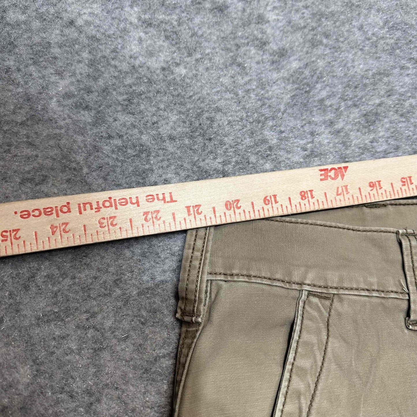 Levi's Men's Multiple Pockets Belt Loops Cargo Shorts Size W42 Khaki Medium Wash