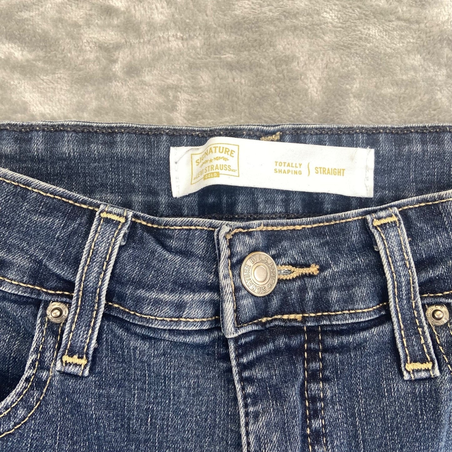 Signature Levi Strauss Women's Straight Jeans Size 8M Dark Wash