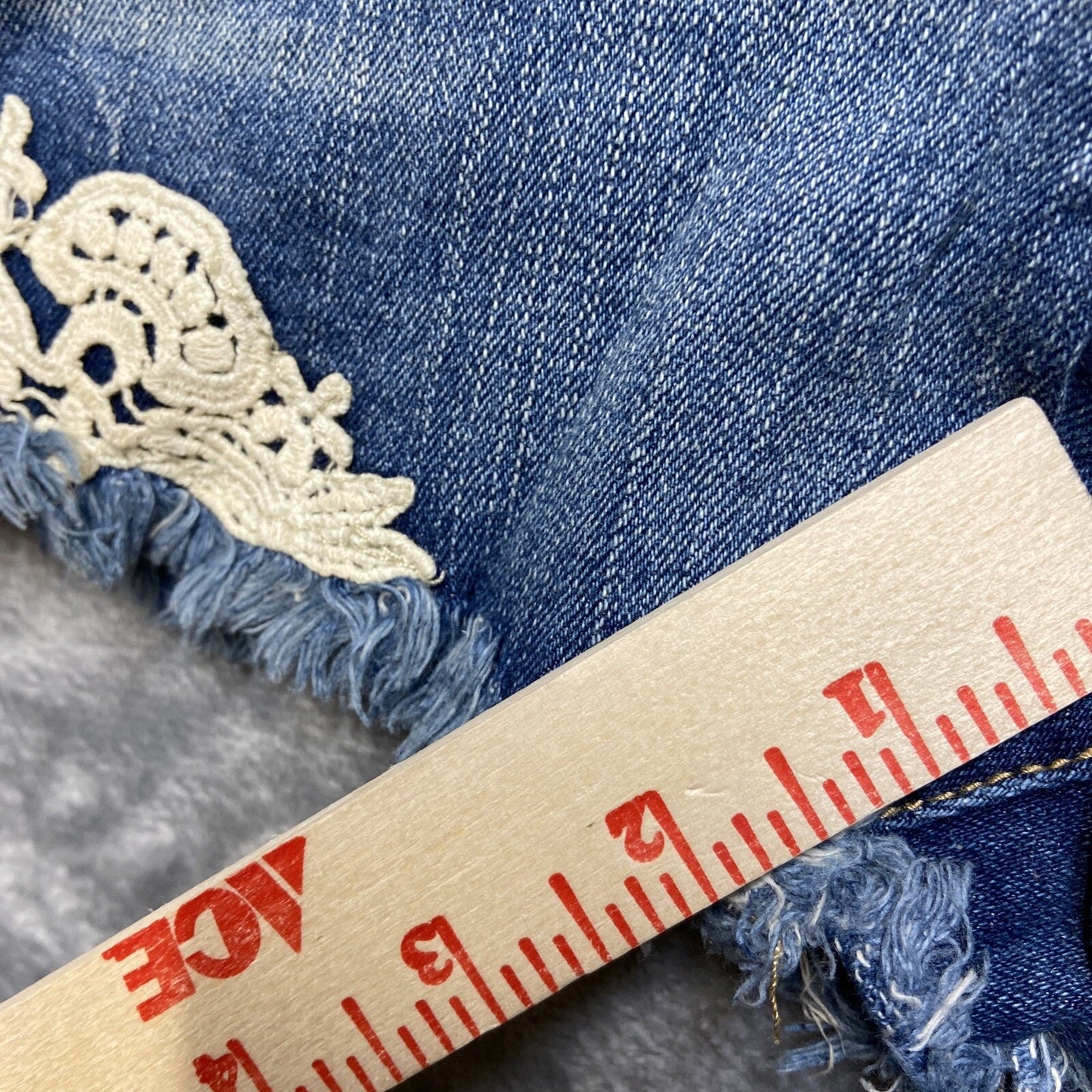 Aeropostale Cutoff Embroidered Denim Jeans Women’s Size 0 Blue Denim