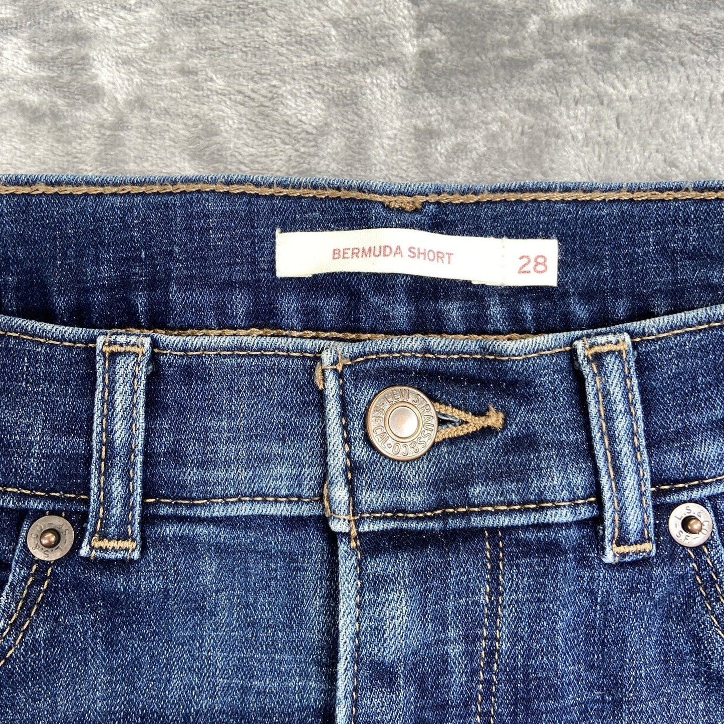 Levi's Bermuda Short Women's Size 28 Blue Dark Wash Denim Shorts