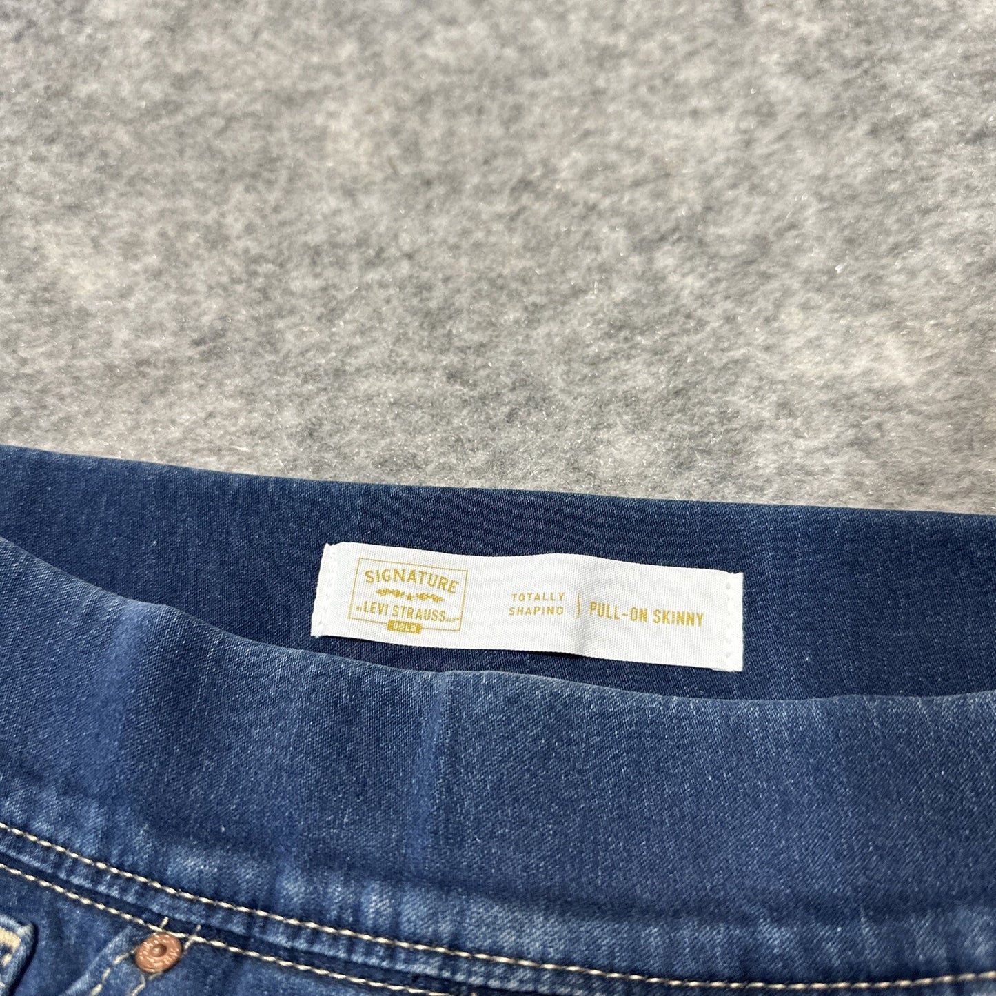 Signature Levi's Totally Shaping Pull On Skinny Women's Jeans Size 4M Blue 27x30