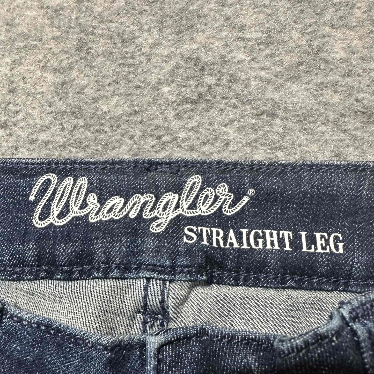 New Wrangler Women's Straight Leg Jeans Size 5/6 x 32 Blue Faded Denim