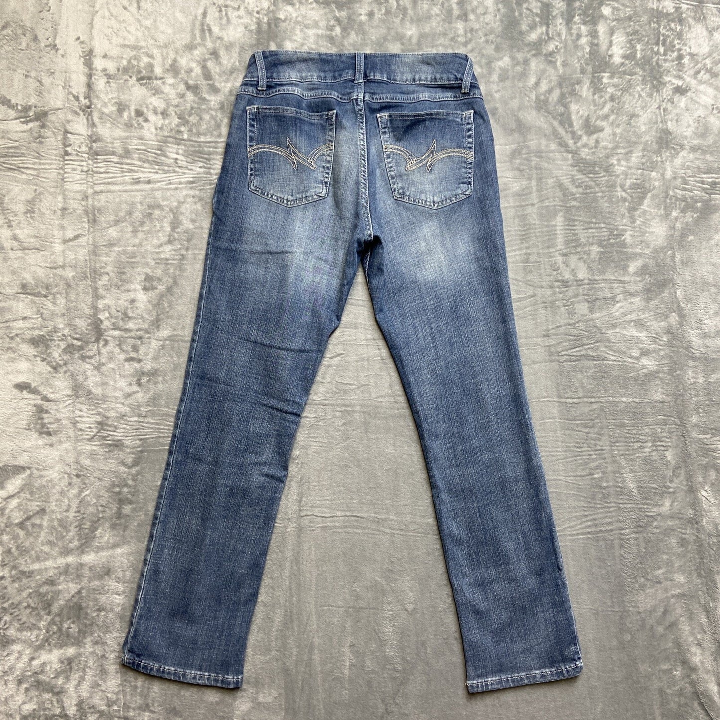 Wrangler Straight Leg Jeans Women’s Size 9x32 Light Blue Faded Denim