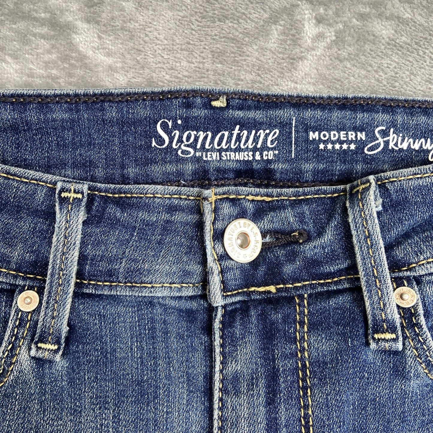 Signature Levi's Modern Skinny Bermuda Shorts Women's Size 10 Blue Cuffed Denim