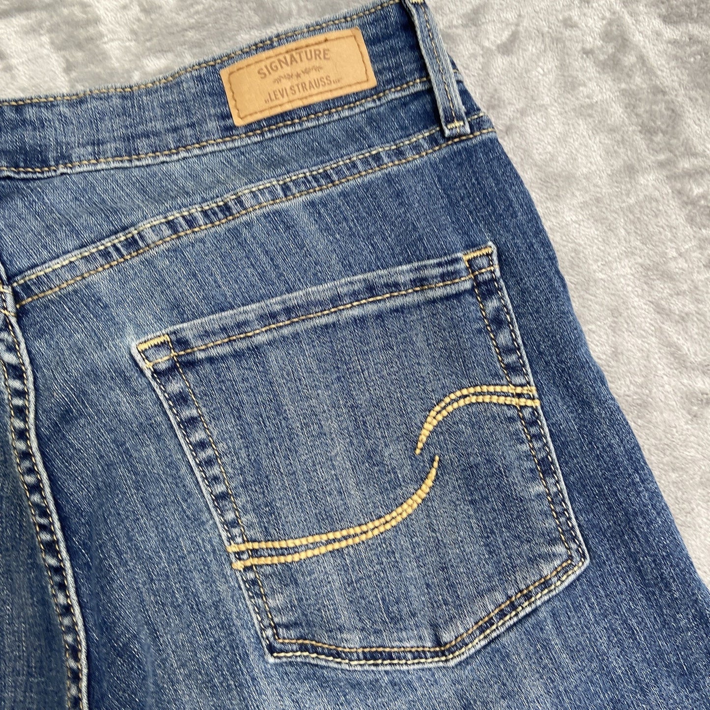 Signature Levi's Modern Skinny Bermuda Shorts Women's Size 10 Blue Cuffed Denim