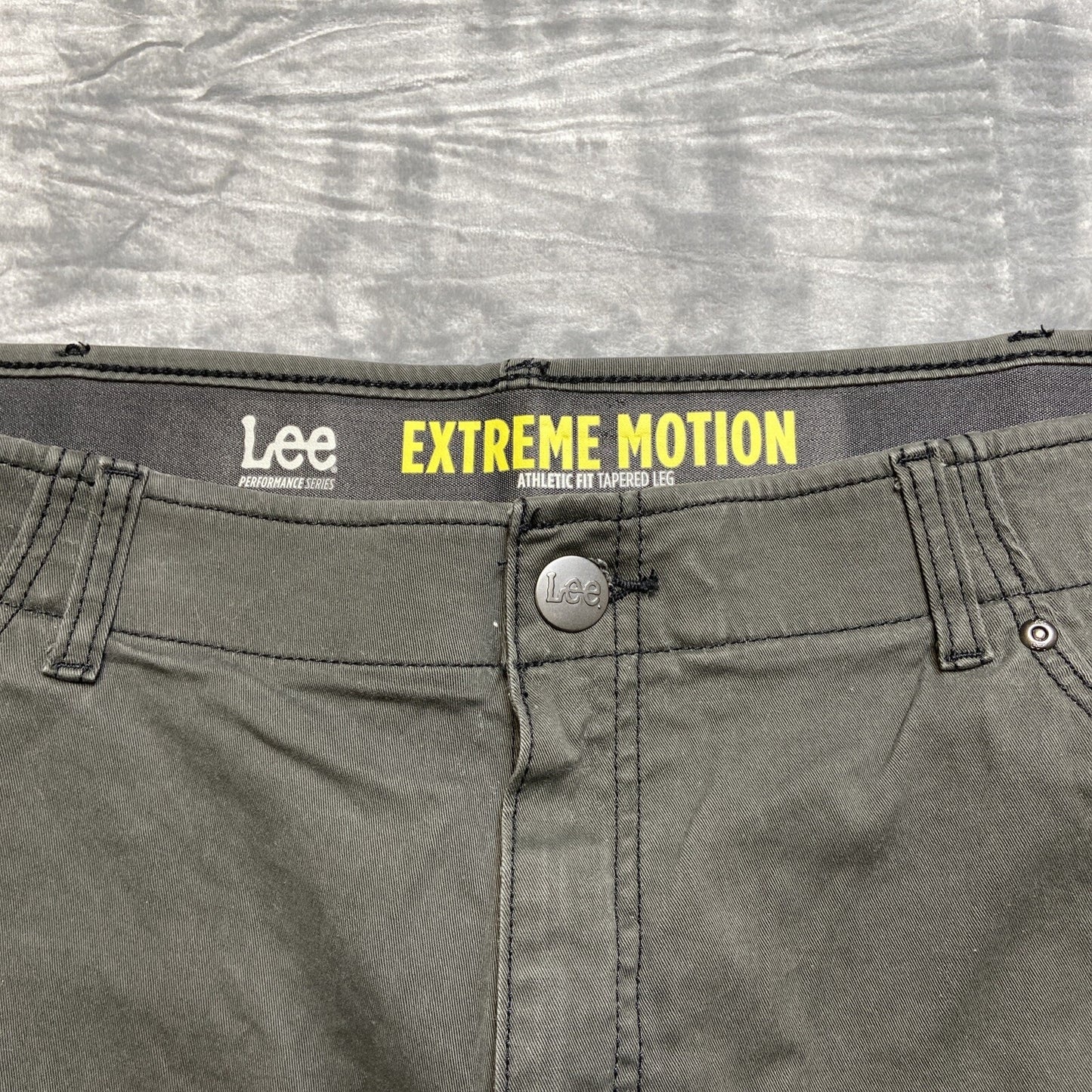 Lee Extreme Motion Skinny Pants Men’s Size 42x30 Gray Pants