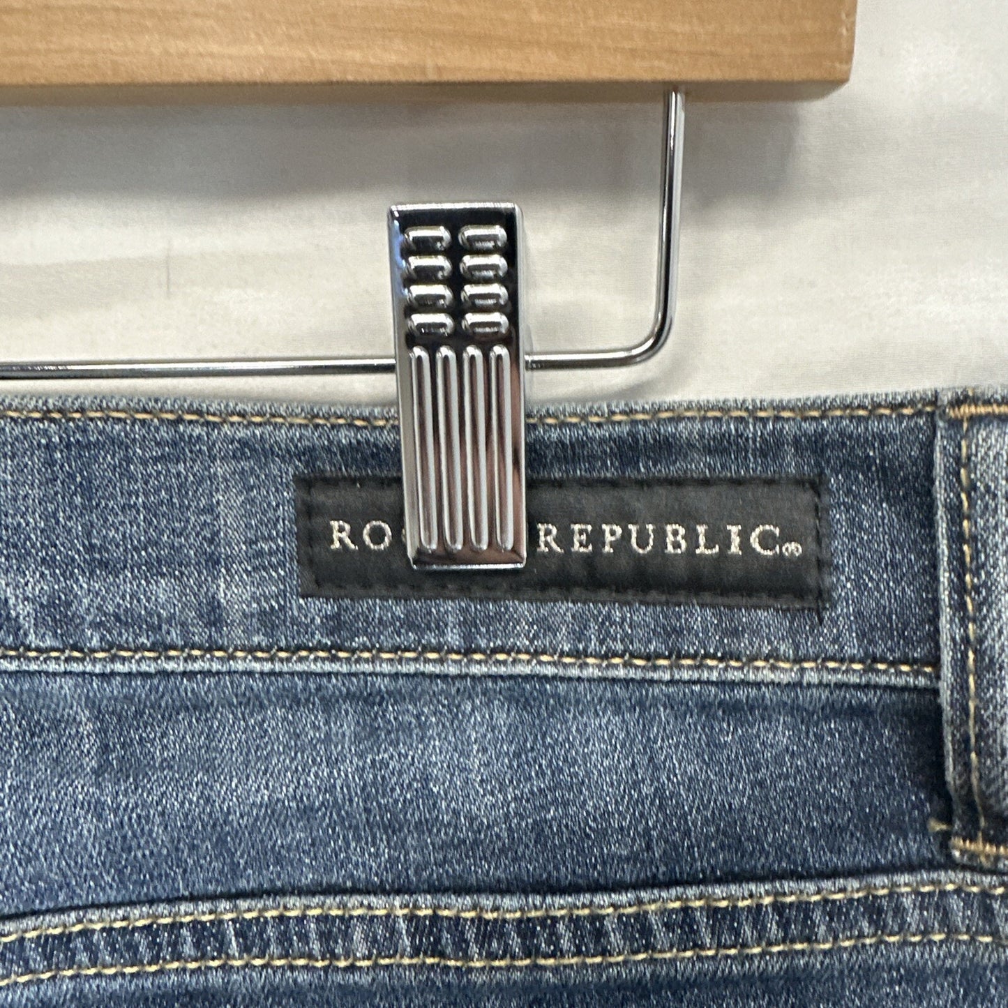 Rock & Republic Berlin Jeans Women's Size 12M Blue Medium Wash Embroidered Denim