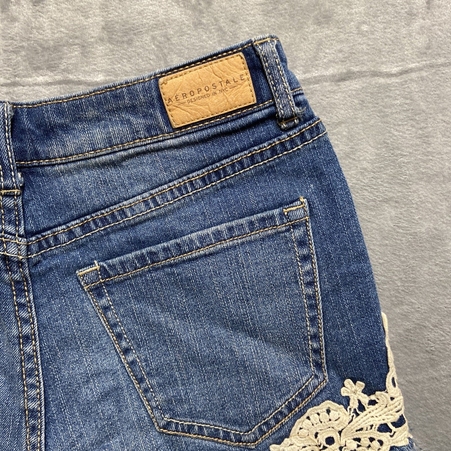 Aeropostale Cutoff Embroidered Denim Jeans Women’s Size 0 Blue Denim