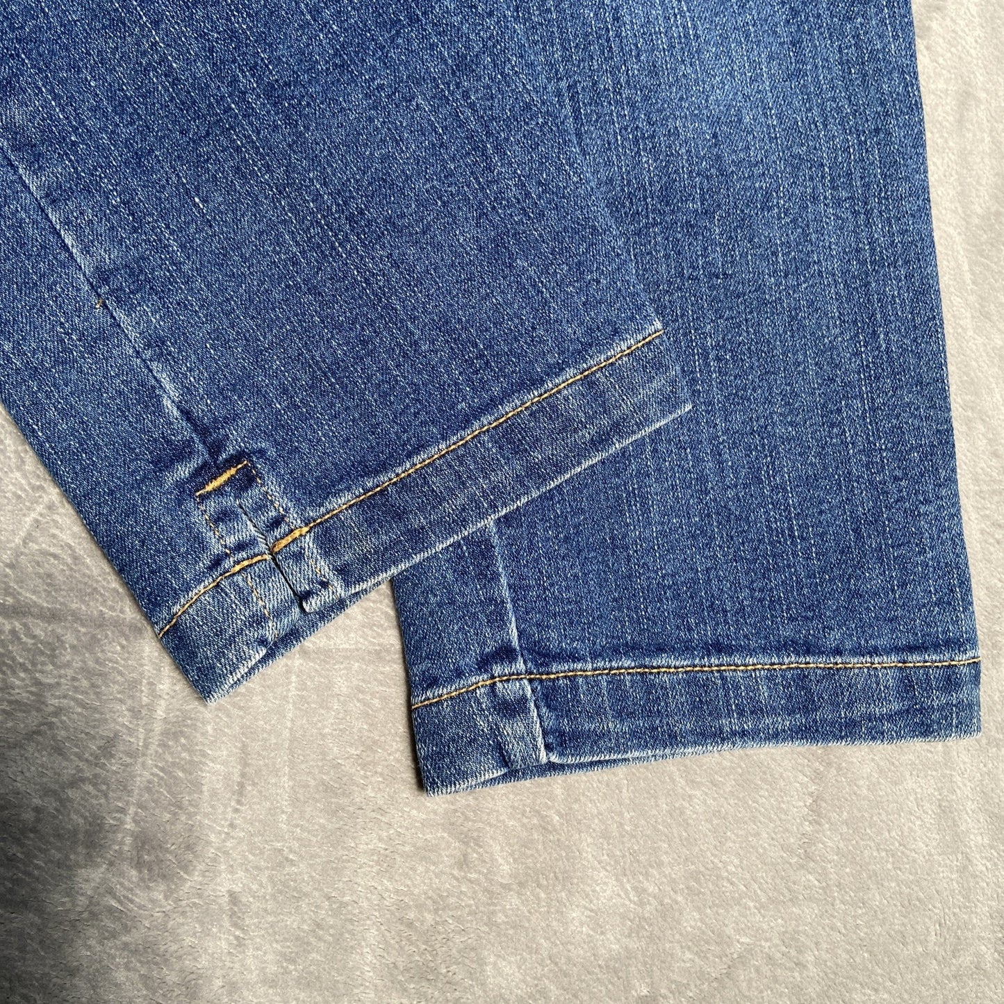 Levi's Classic Slim Fit Jeans Women's Size 12 Mis Med Blue Stretch Denim