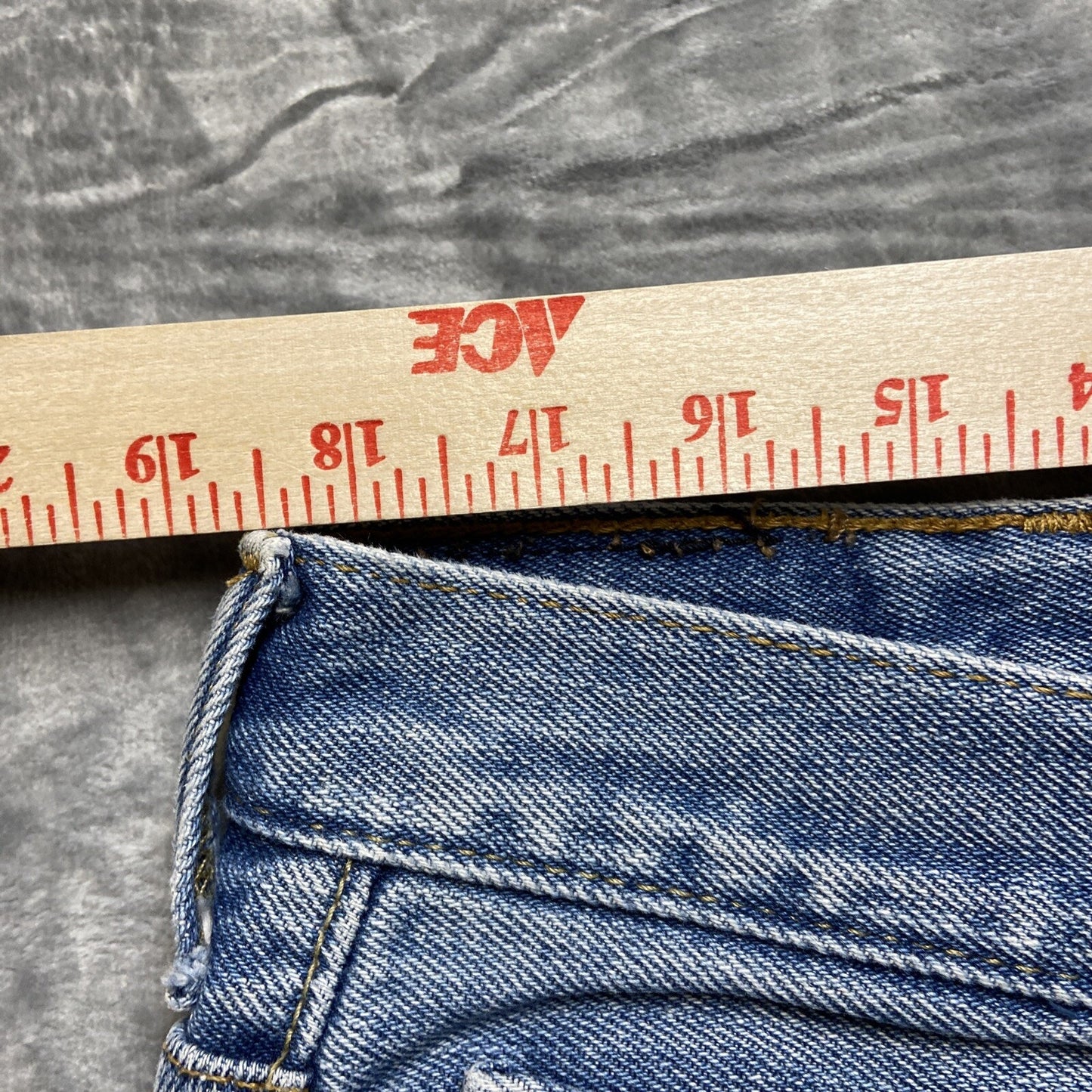Vintage Levi’s 550 Relaxed Fit Jeans Men’s Size 38x30 Light Blue Denim