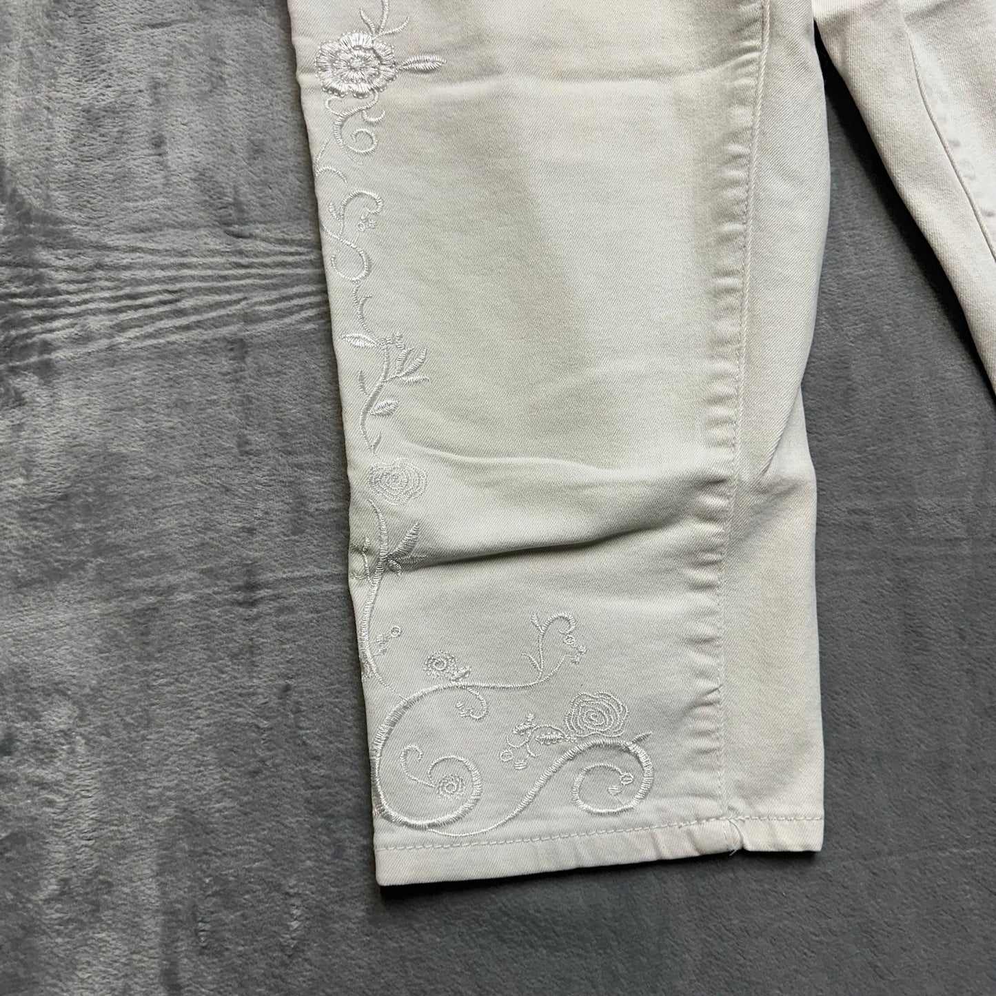 Earl Jean Capri Pants Women's Sz 10 White Embroidered