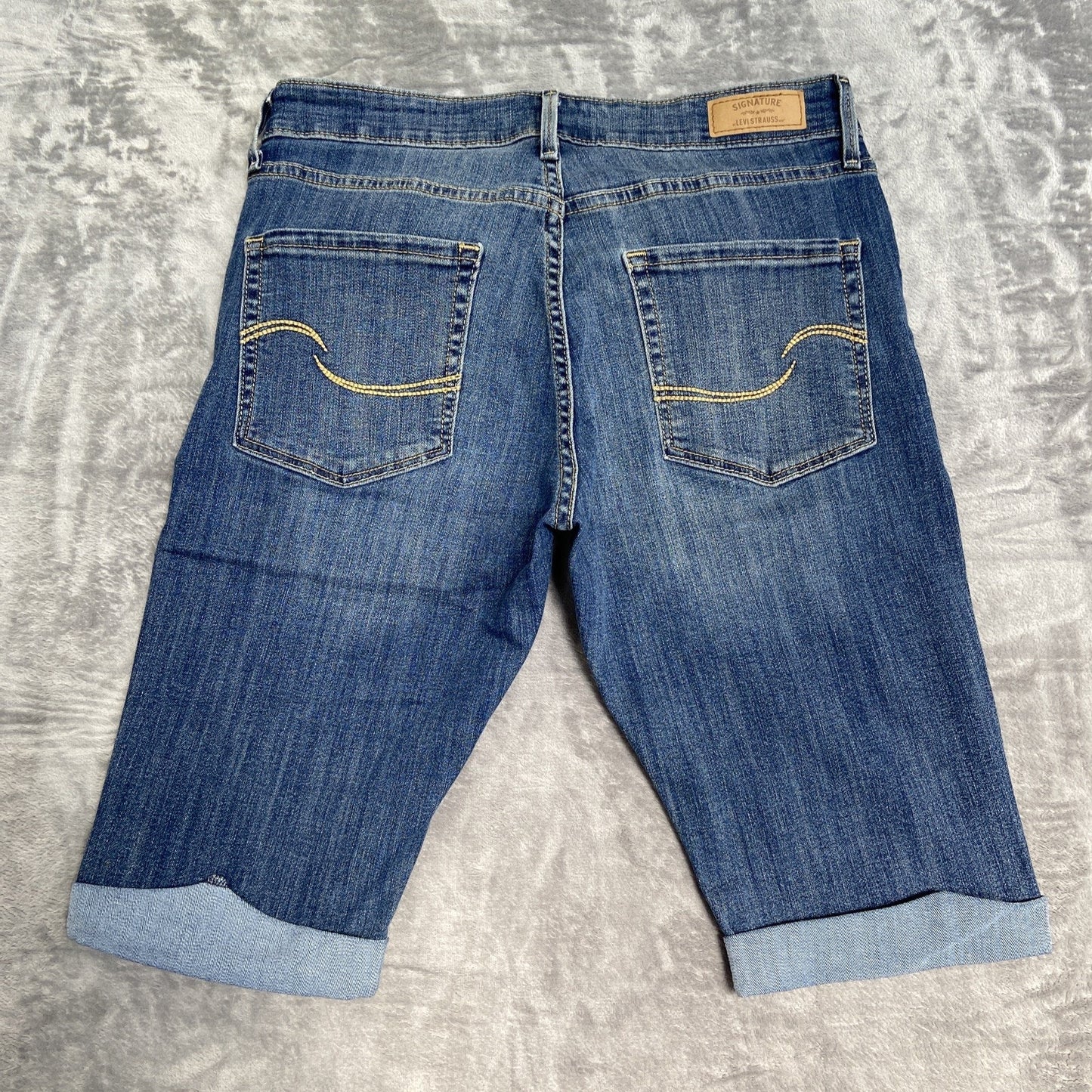 Signature Levi's Modern Skinny Bermuda Shorts Women's Size 10 Blue Cuffed Denim