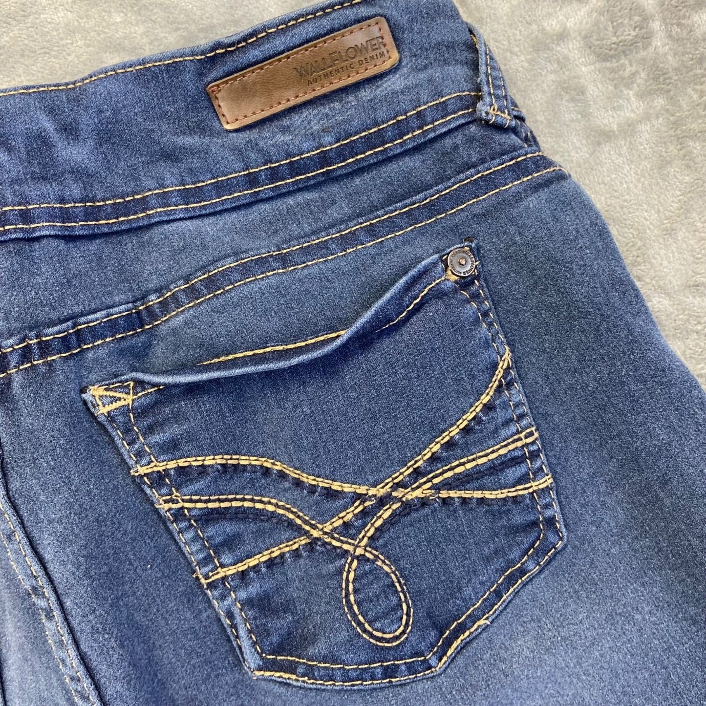 WallFlower Women's Capri Jeans Size 9 Blue Dark Wash