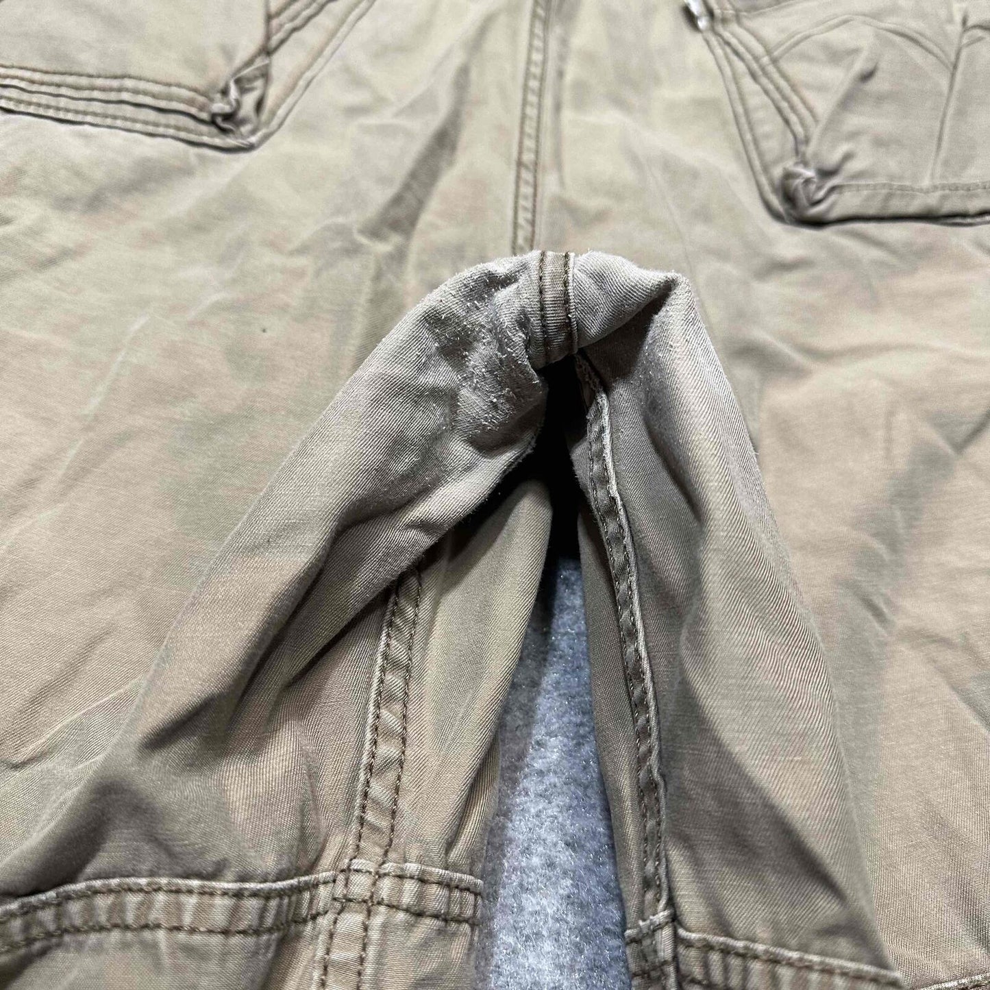 Levi's Men's Multiple Pockets Belt Loops Cargo Shorts Size W42 Khaki Medium Wash