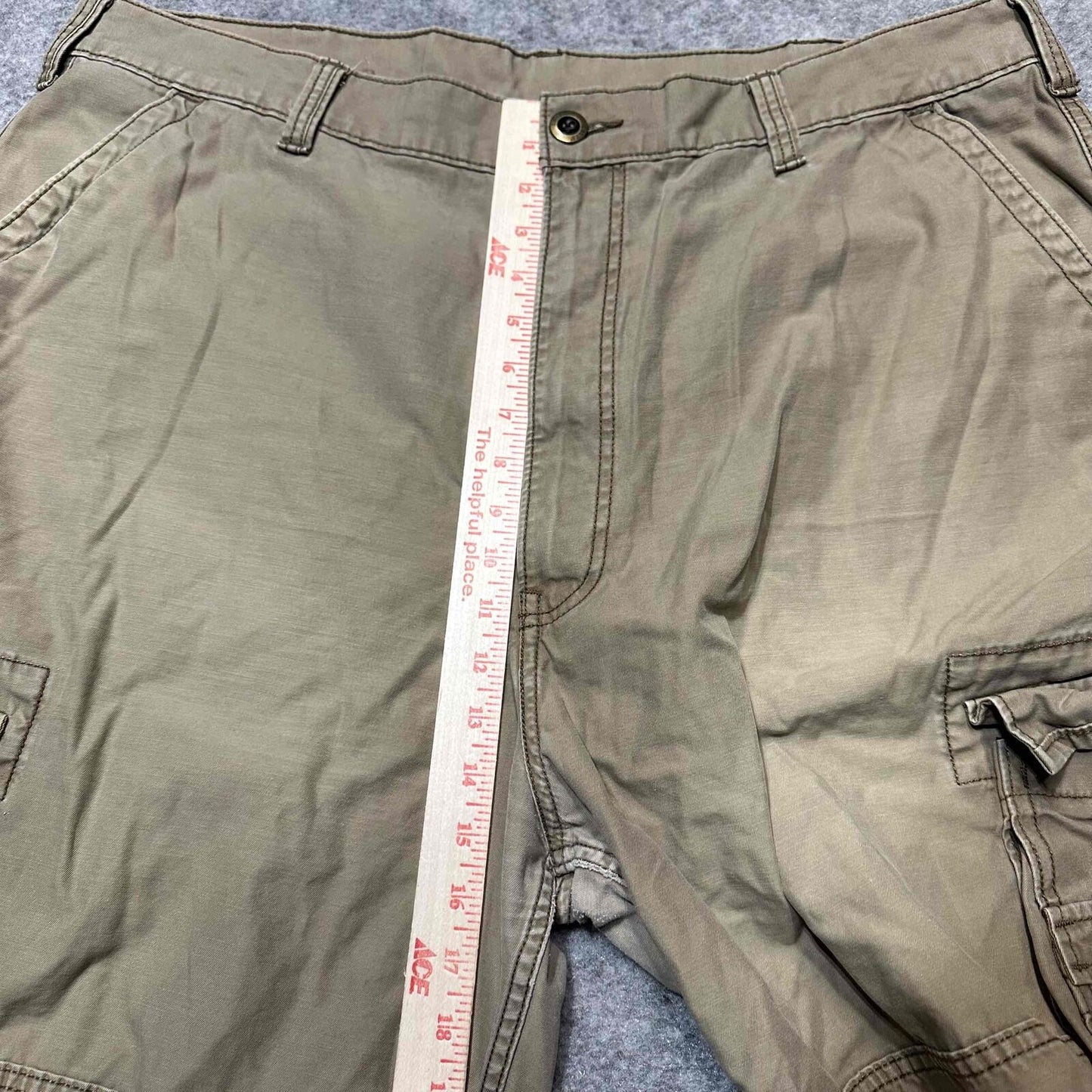 Levi's Men's Multiple Pockets Belt Loops Cargo Shorts Size W42 Khaki Medium Wash