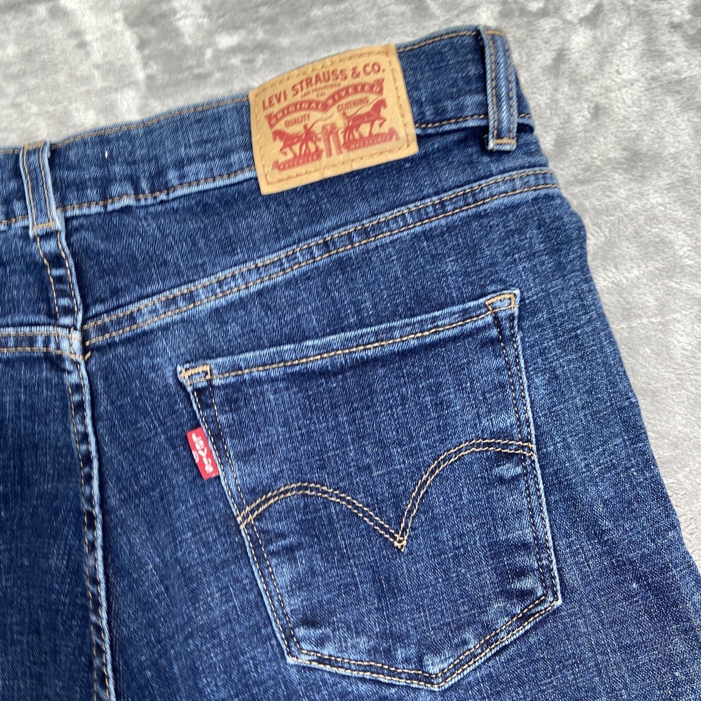 Levi's Bermuda Short Women's Size 28 Blue Dark Wash Denim Shorts