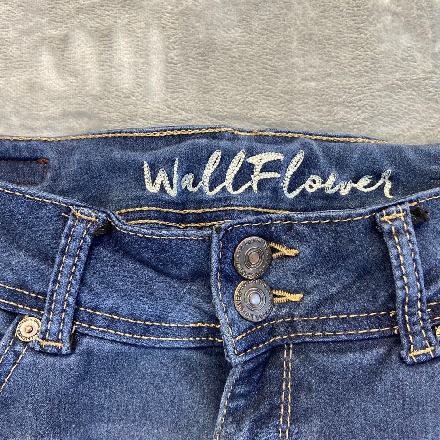 WallFlower Women's Capri Jeans Size 9 Blue Dark Wash