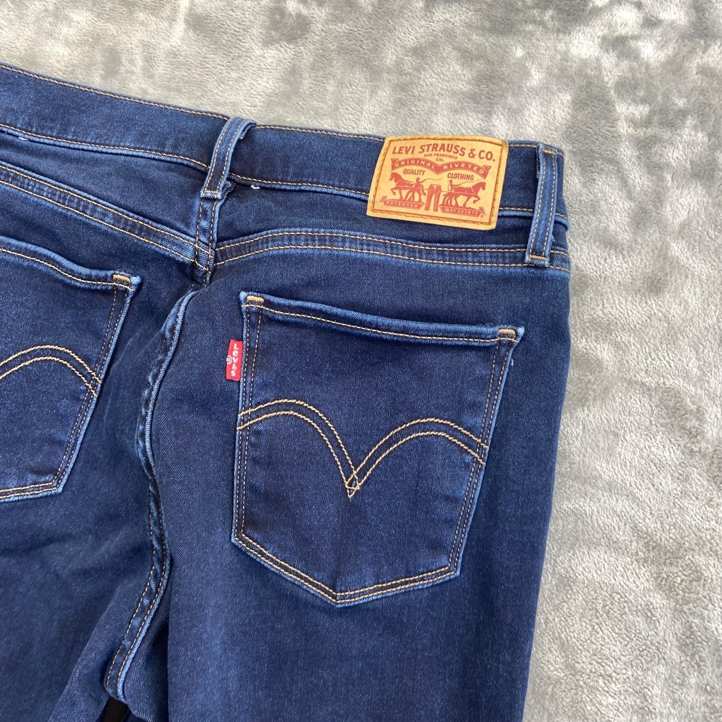 Levi's Women's Skinny Jeans Size 26x32 Blue Dark Wash