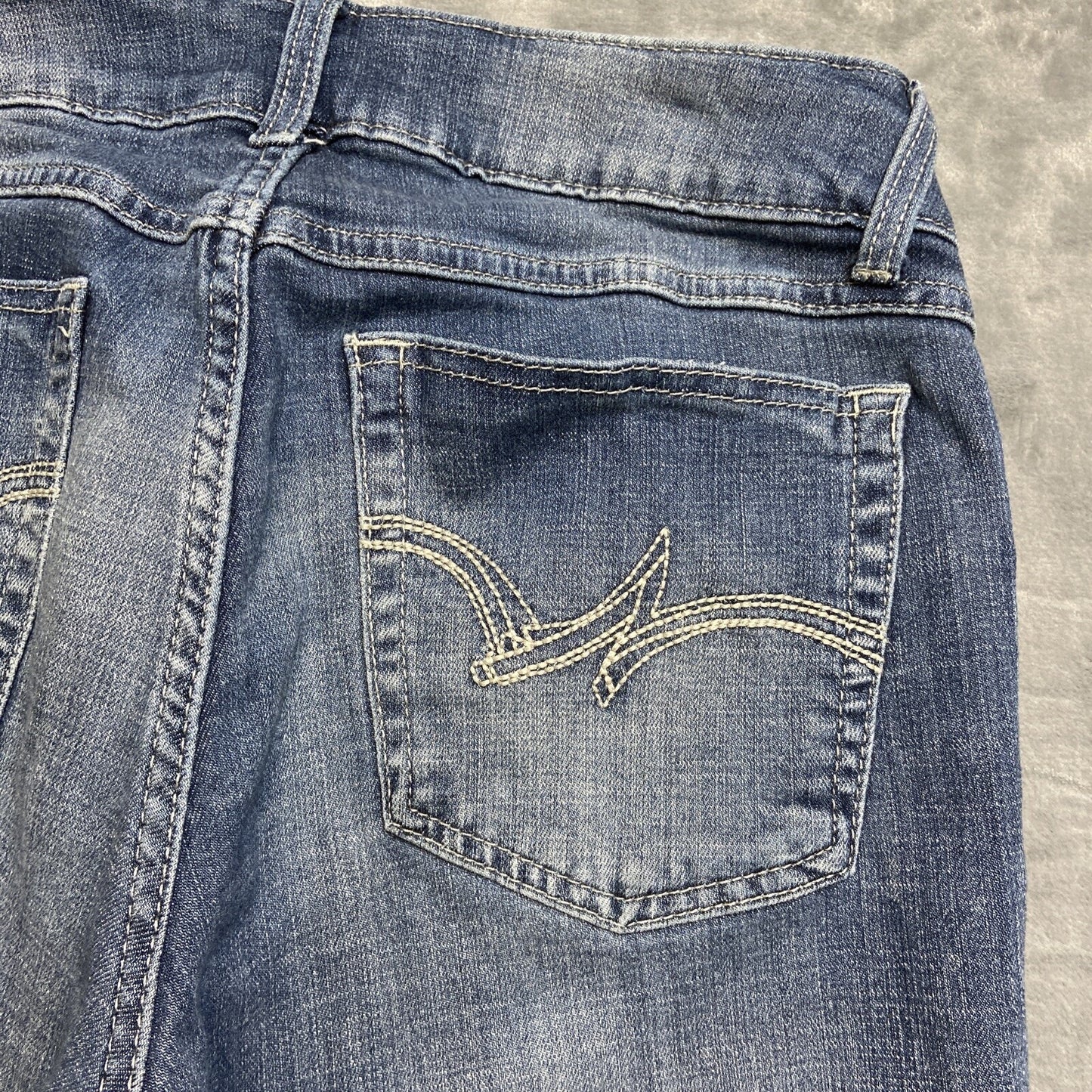 Wrangler Straight Leg Jeans Women’s Size 9x32 Light Blue Faded Denim