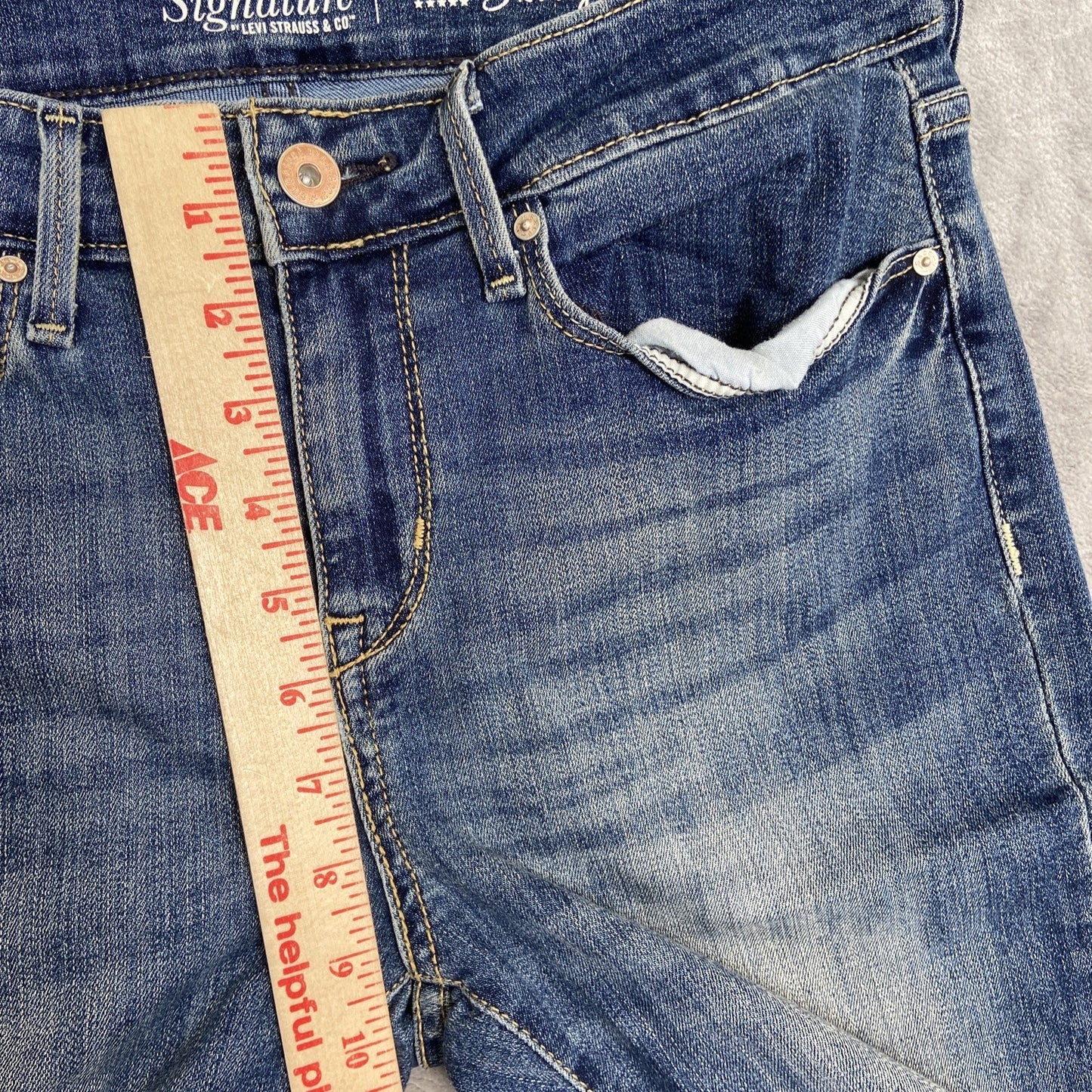Signature Levi's Modern Skinny Bermuda Shorts Women's Size 10 Blue Cuffed Denim