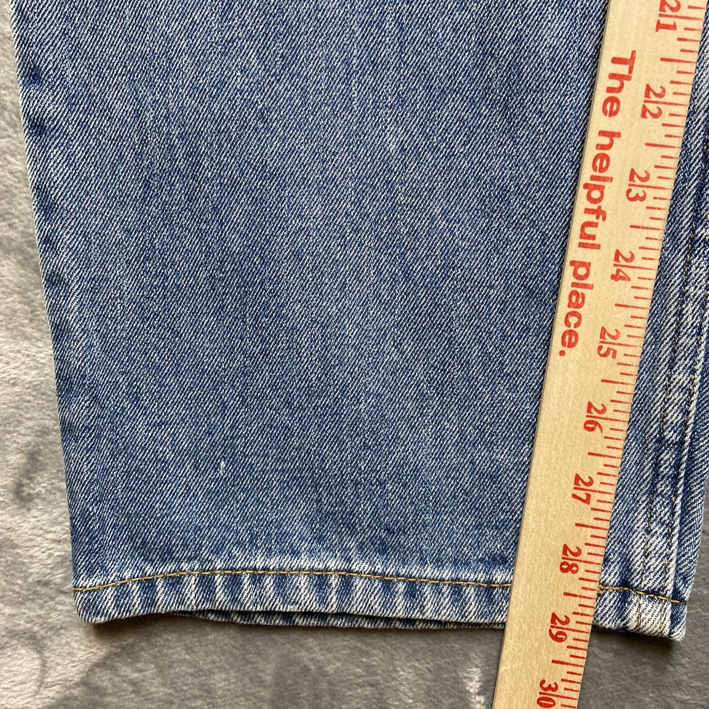 Vintage Levi’s 550 Relaxed Fit Jeans Men’s Size 38x30 Light Blue Denim