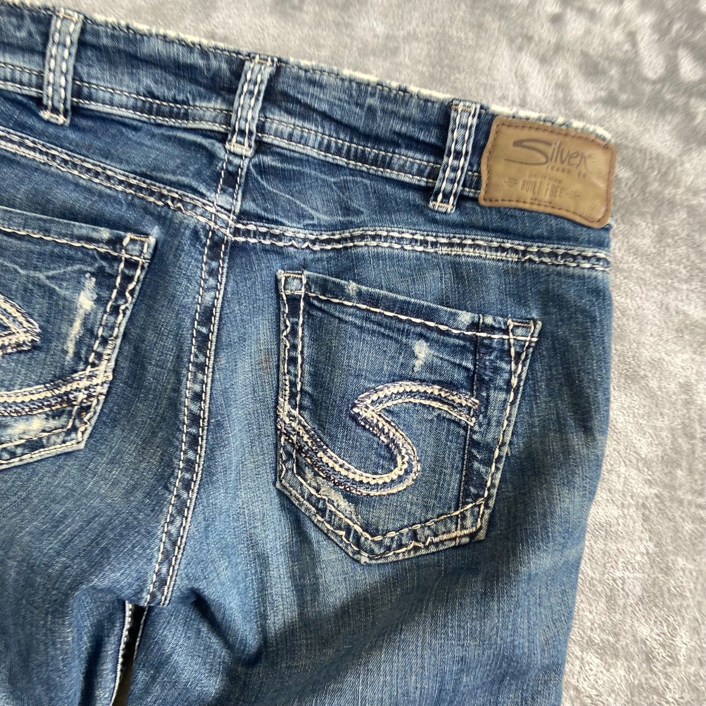Silver Women's Suki Capri Jeans Size 30 Blue Distressed