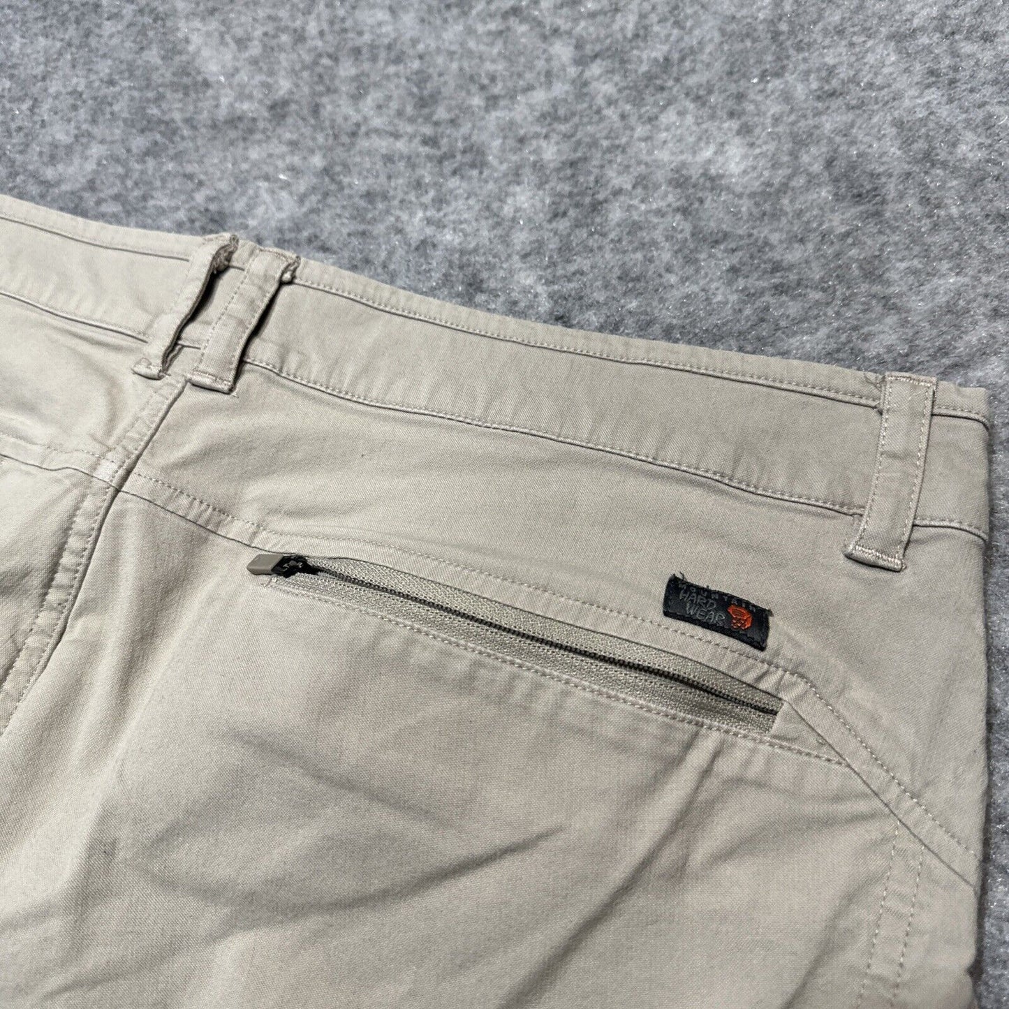 Mountain Hardwear Men's Cargo Shorts Size 34x44 Beige Light Wash Shorts