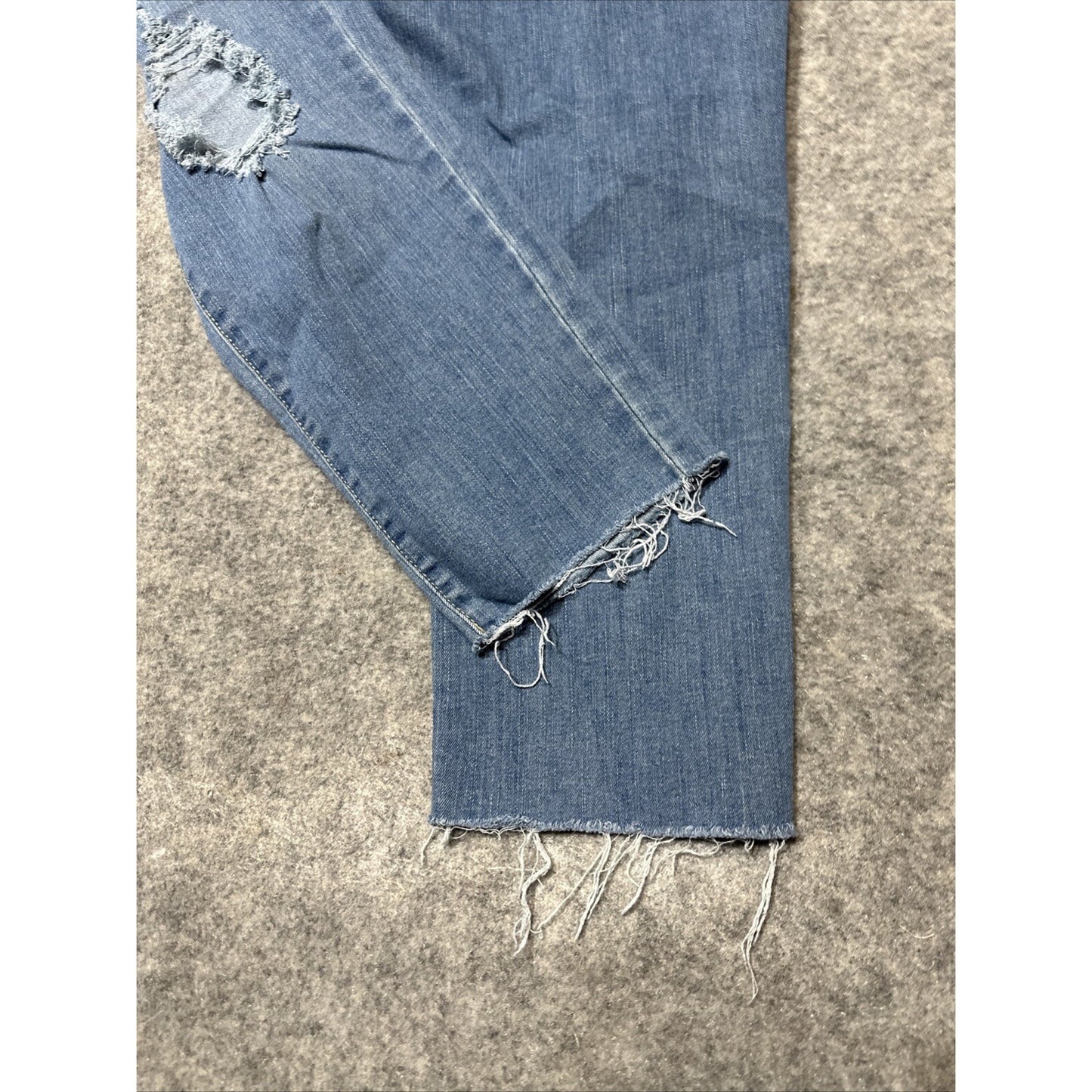 Signature Levi's Mid Rise Boyfriend Women's Jeans Size 34 Blue Light Wash Denim