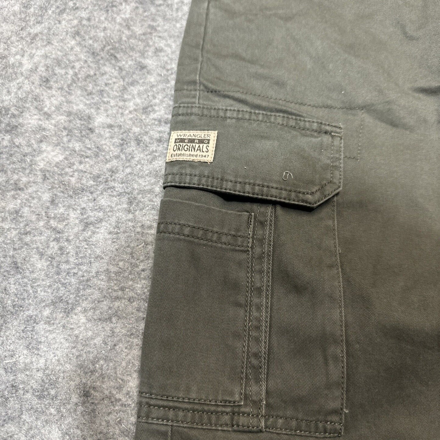 New Wrangler Hero Originals Men's Loose Fit Twill Cargo Shorts Size 46 Green
