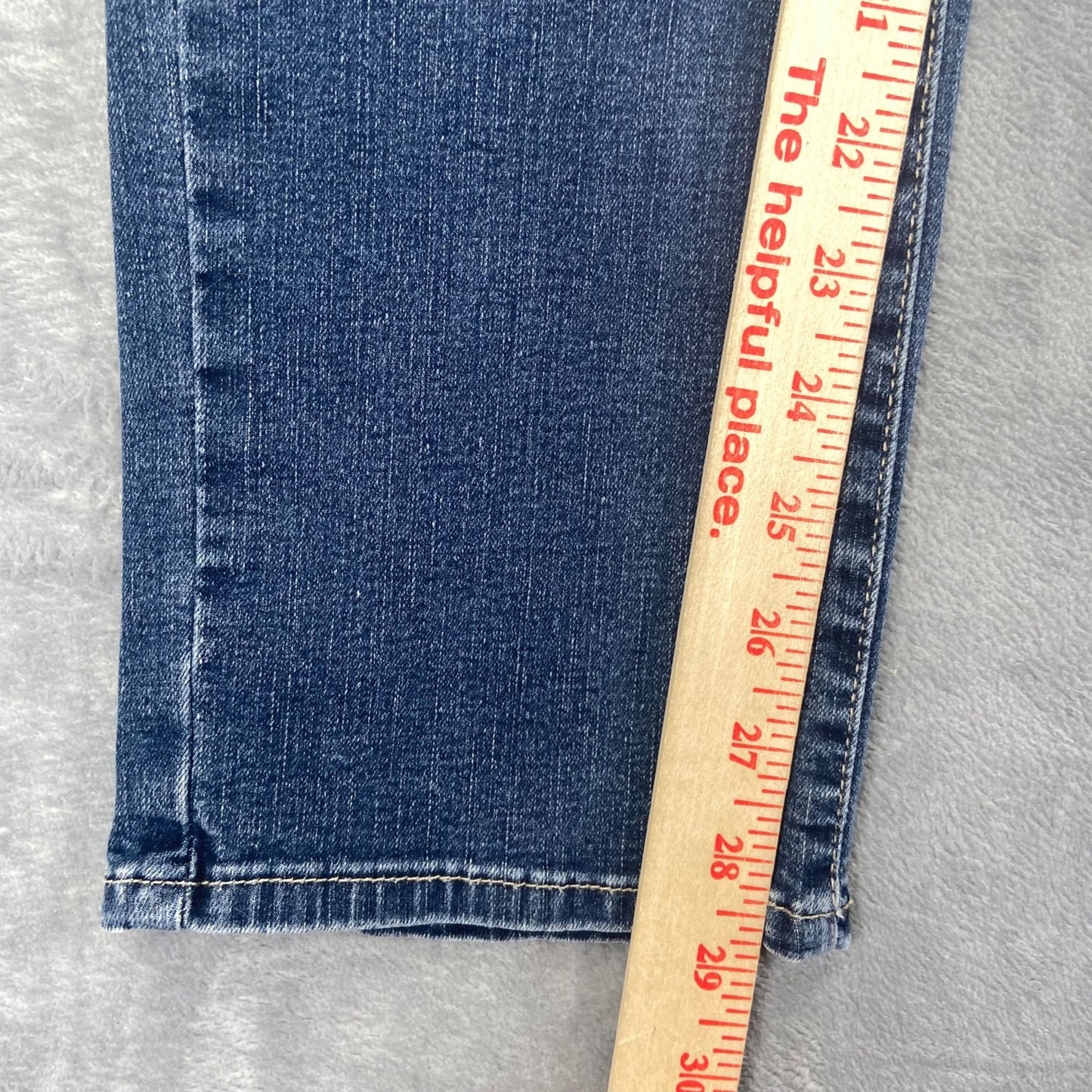 Signature Levi Strauss Women's Straight Jeans Size 8M Dark Wash