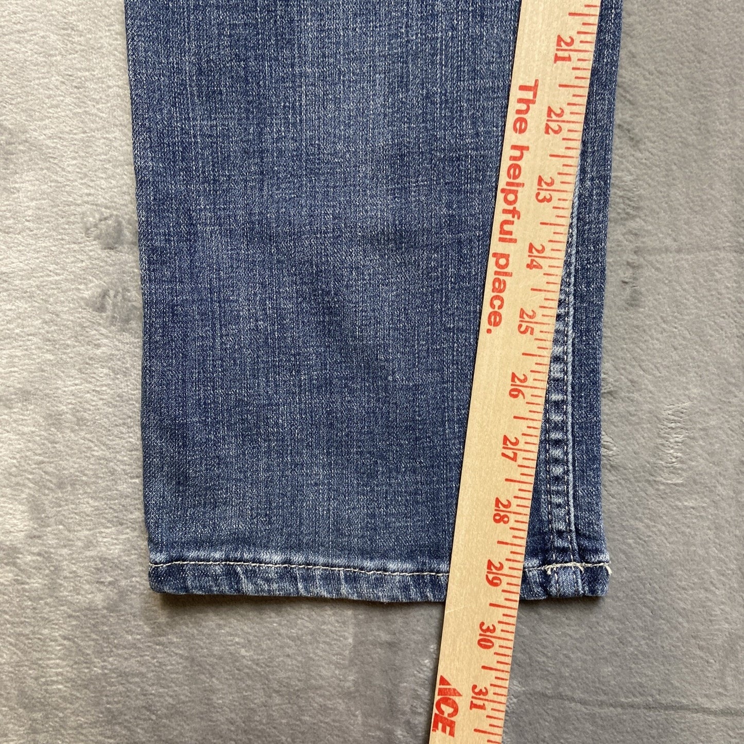 Wrangler Straight Leg Jeans Women’s Size 9x32 Light Blue Faded Denim