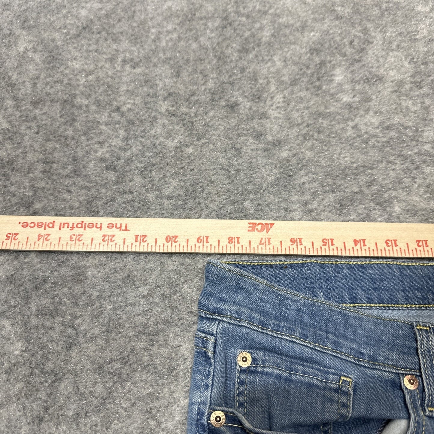 Signature Levi's Mid Rise Boyfriend Women's Jeans Size 34 Blue Light Wash Denim
