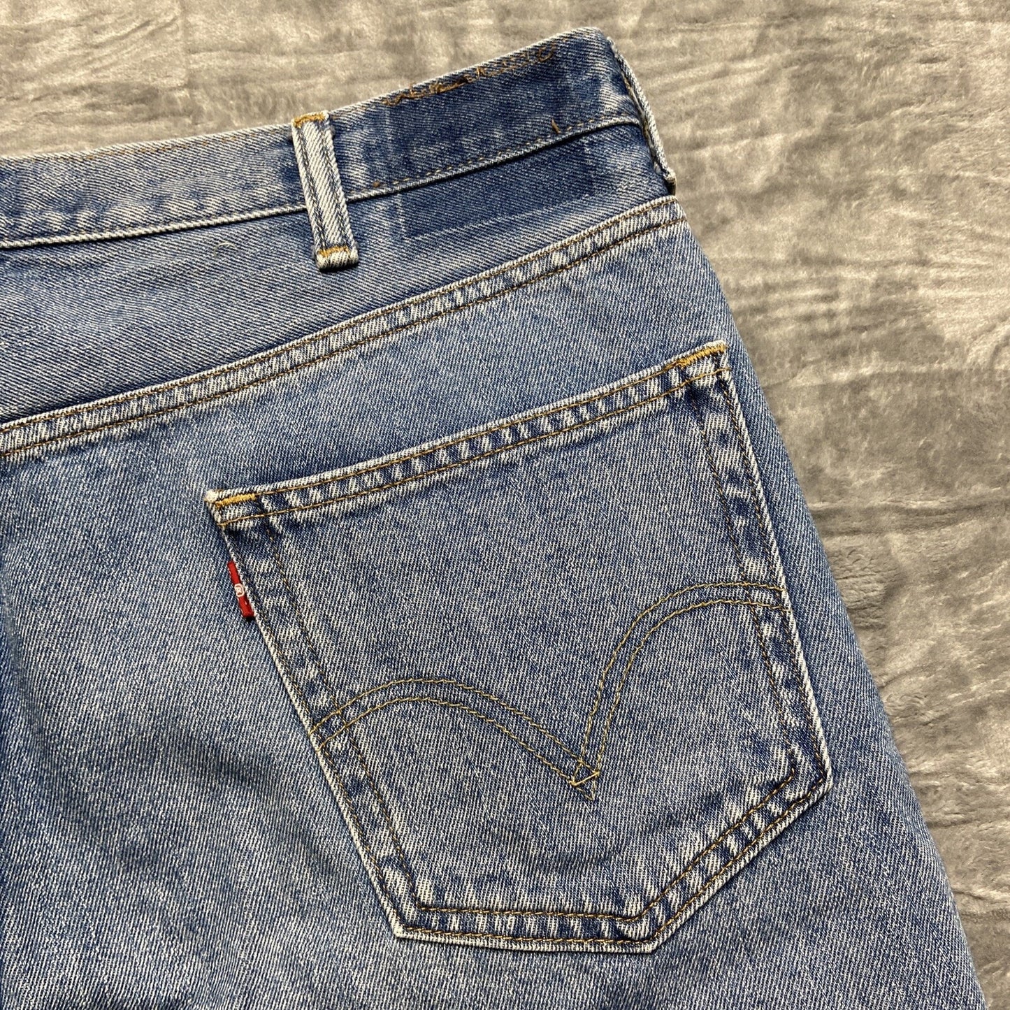 Vintage Levi’s 550 Relaxed Fit Jeans Men’s Size 38x30 Light Blue Denim