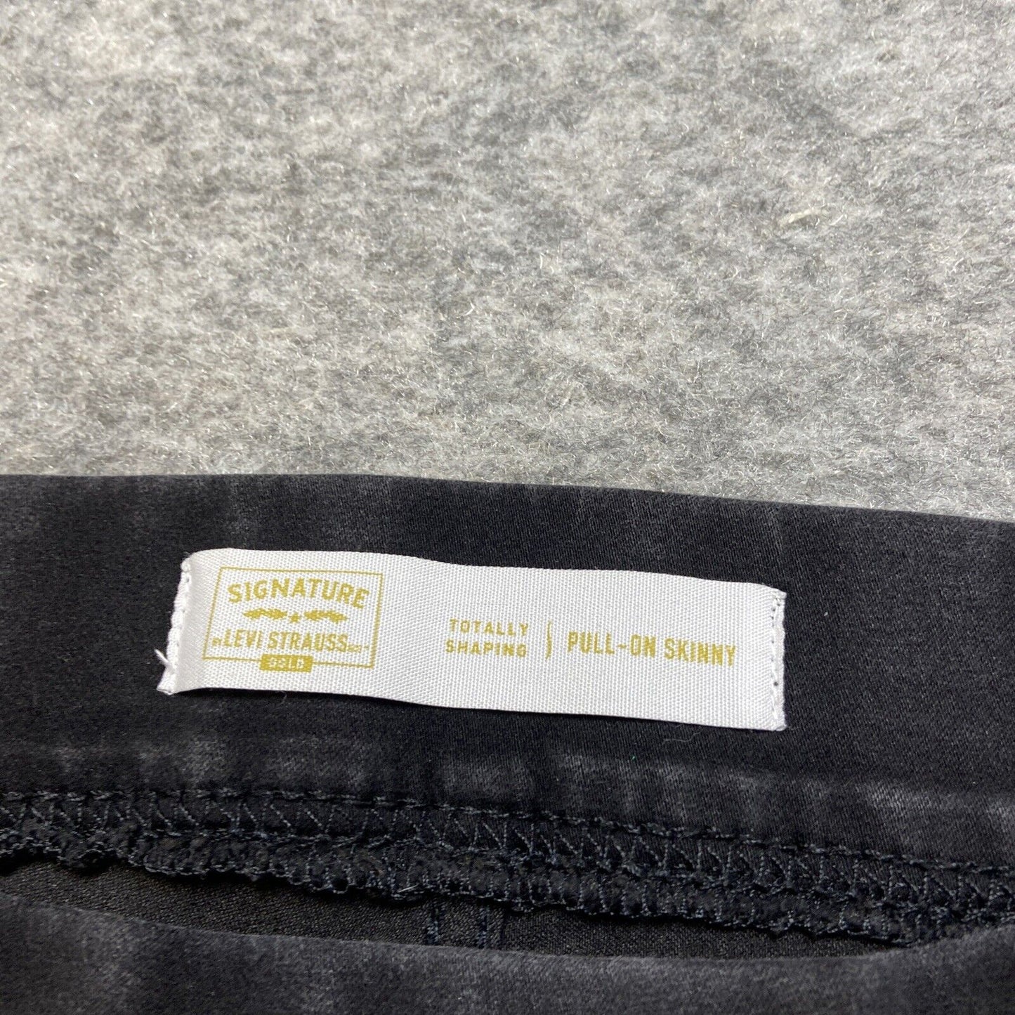 Signature Levi's Totally Shaping Pull On Skinny Jeans Women's Sz 14S Black 32x28