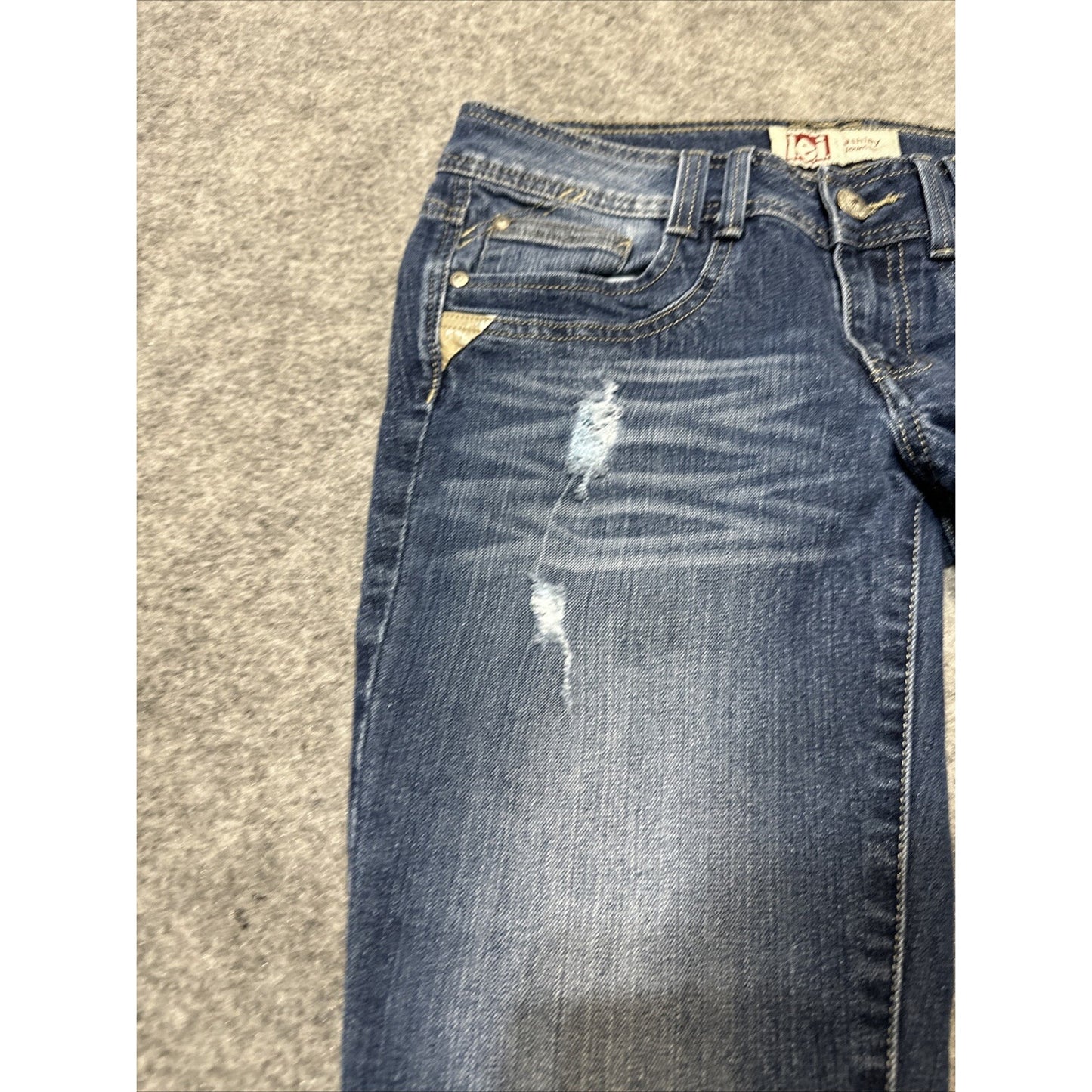 LEI Ashley Low Rise Women's Distressed Capri Jeans Size 9 Reg Blue Dark Denim