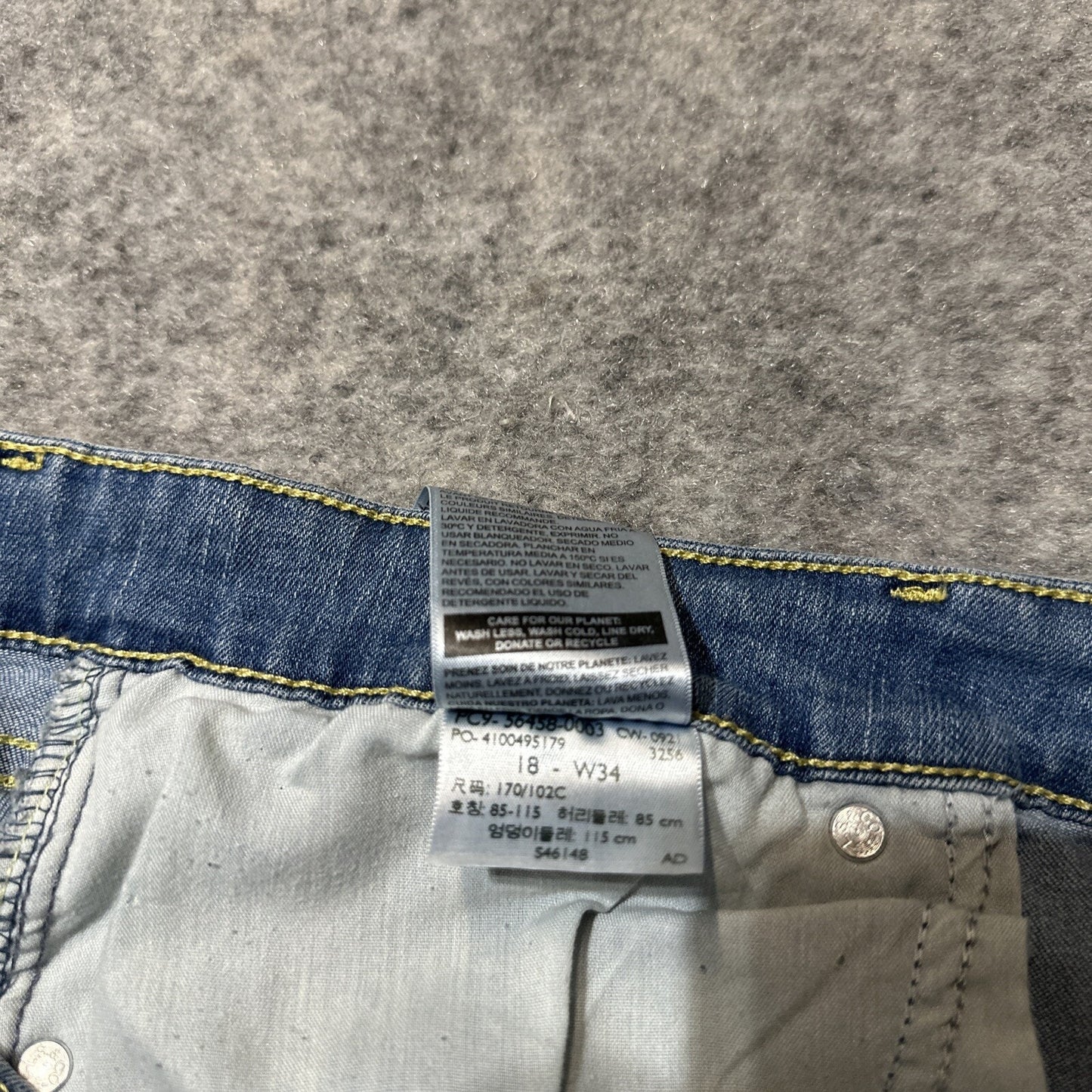 Signature Levi's Mid Rise Boyfriend Women's Jeans Size 34 Blue Light Wash Denim