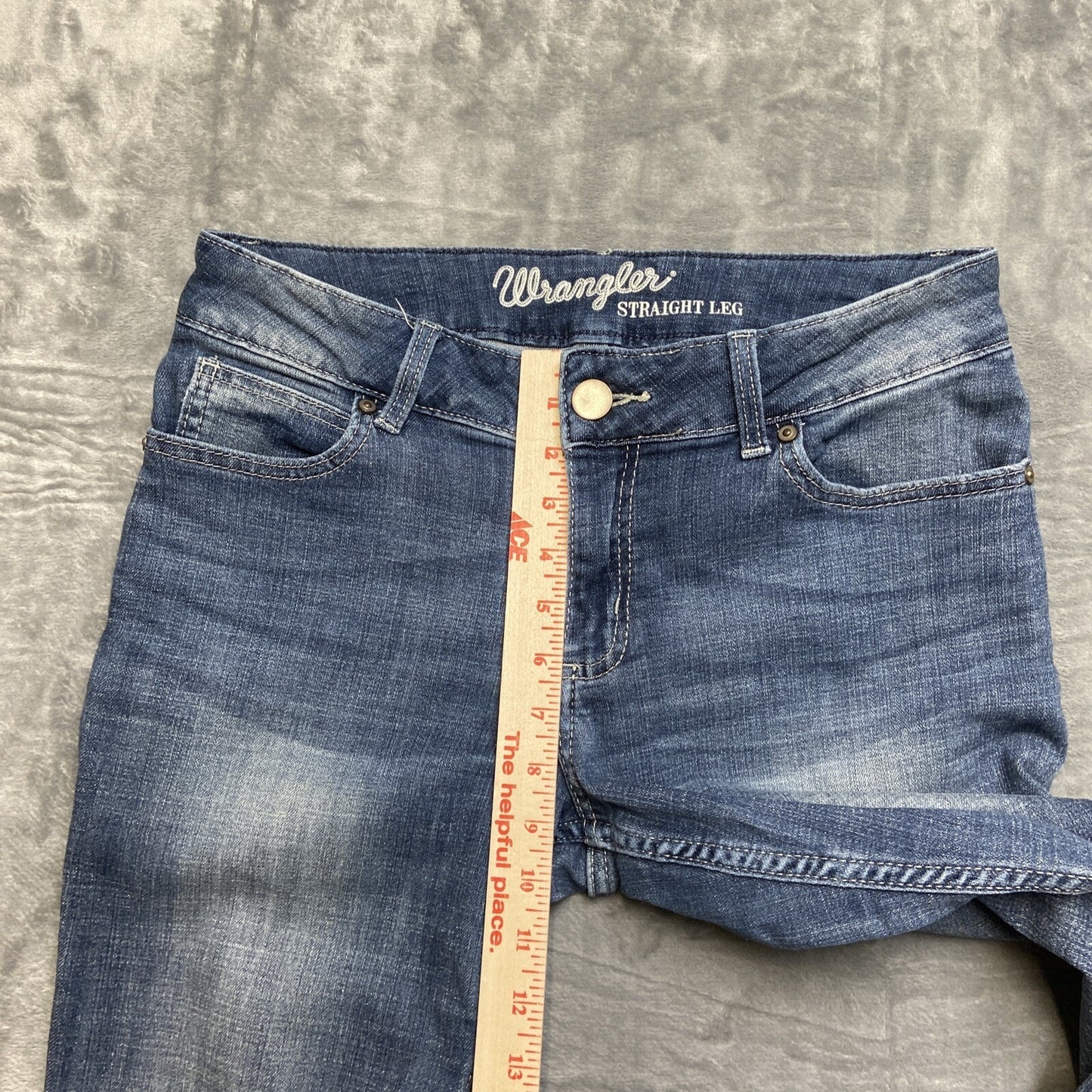 Wrangler Straight Leg Jeans Women’s Size 9x32 Light Blue Faded Denim