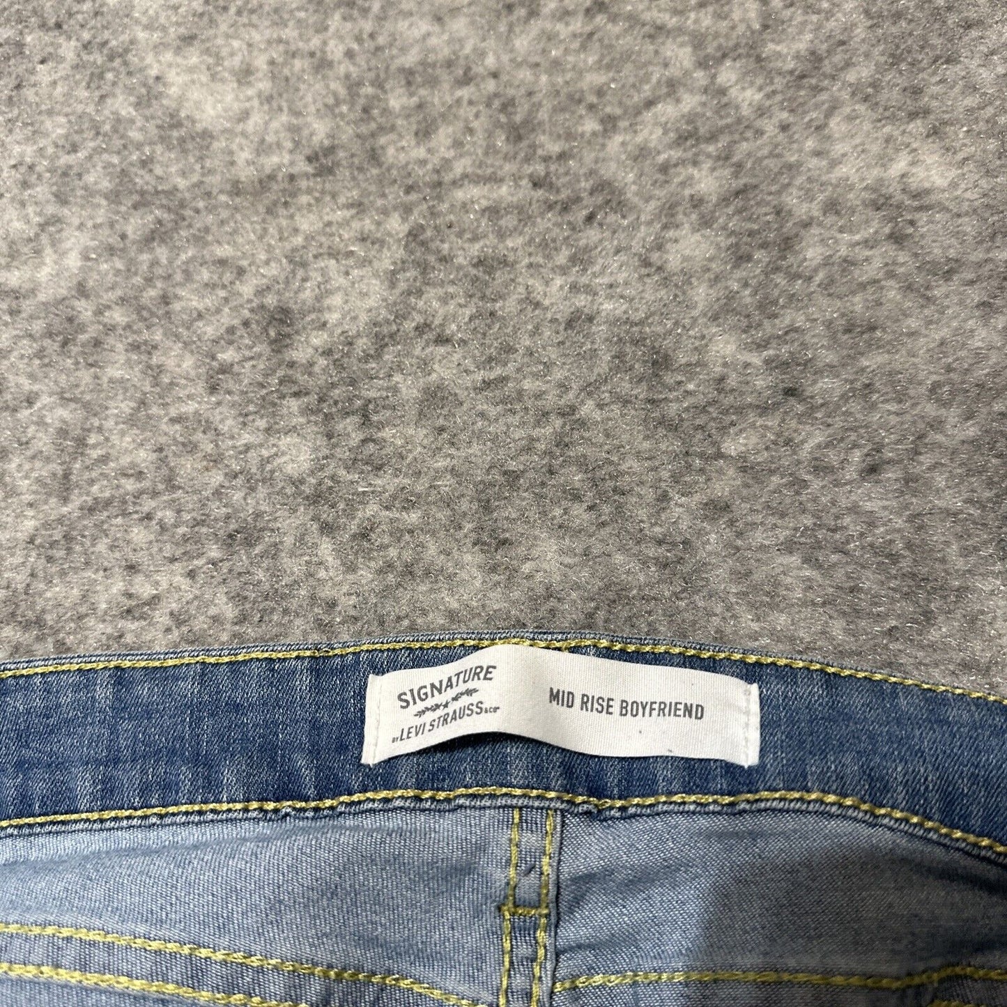 Signature Levi's Mid Rise Boyfriend Women's Jeans Size 34 Blue Light Wash Denim