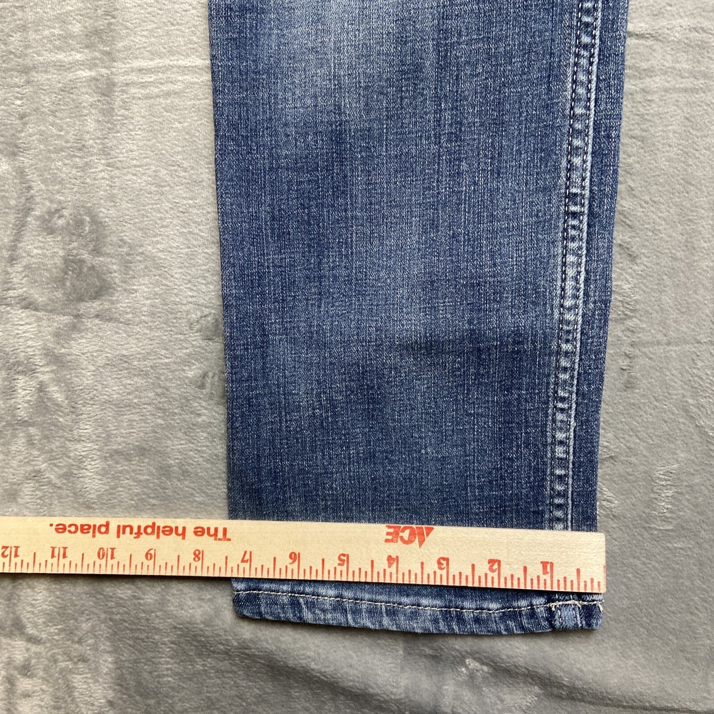Wrangler Straight Leg Jeans Women’s Size 9x32 Light Blue Faded Denim