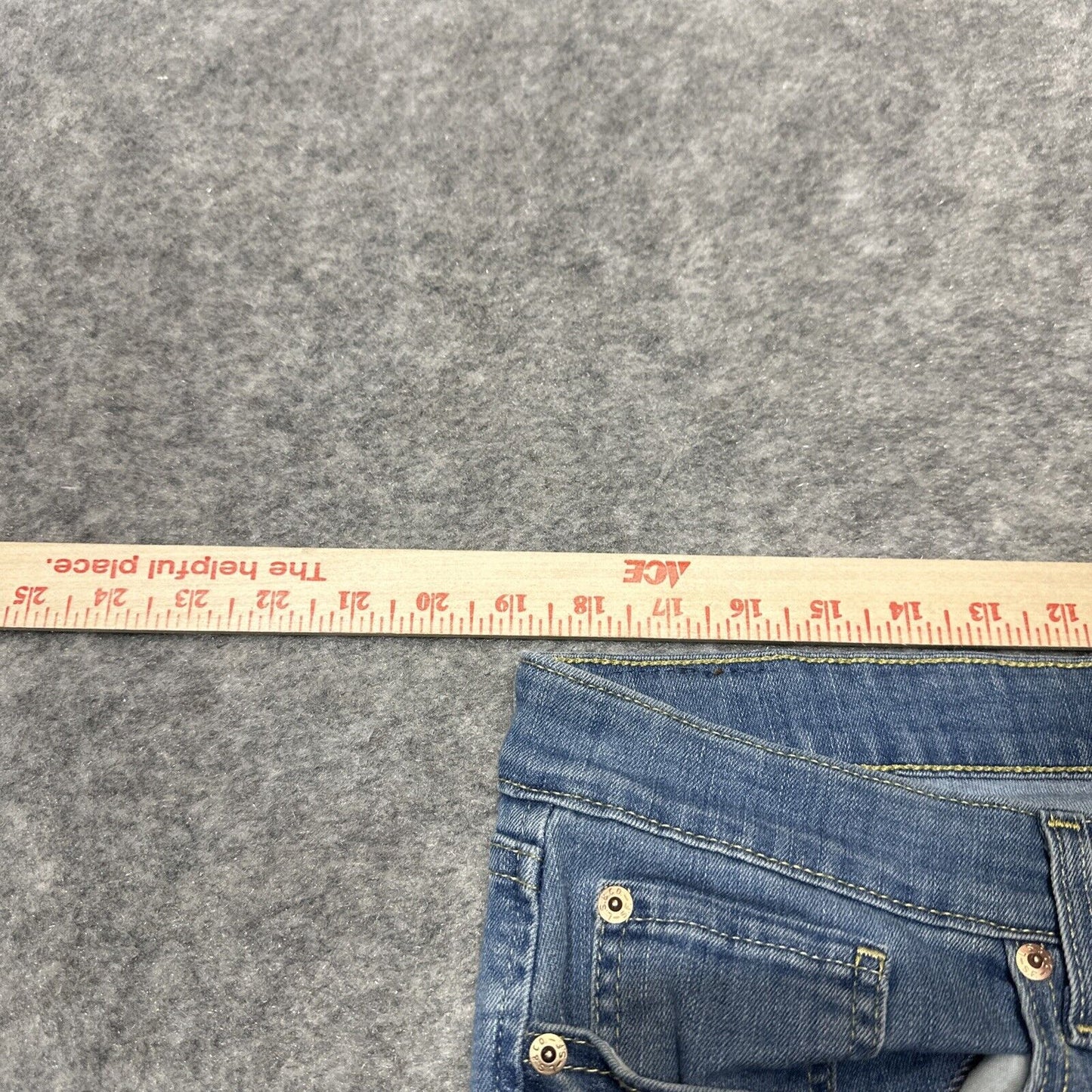 Signature Levi's Mid Rise Boyfriend Women's Jeans Size 34 Blue Light Wash Denim