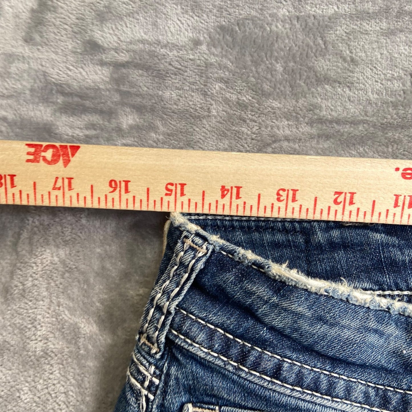 Silver Women's Suki Capri Jeans Size 30 Blue Distressed