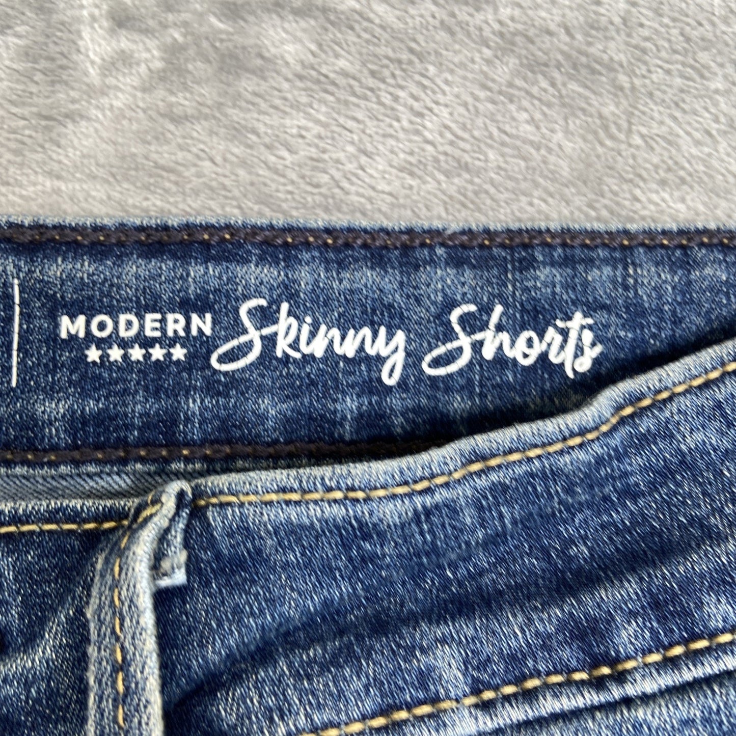 Signature Levi's Modern Skinny Bermuda Shorts Women's Size 10 Blue Cuffed Denim