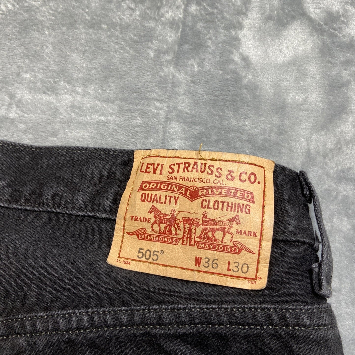Vintage Levi's 505 Regular Fit Jeans Men's Size 36x30 Black Denim Hemmed*