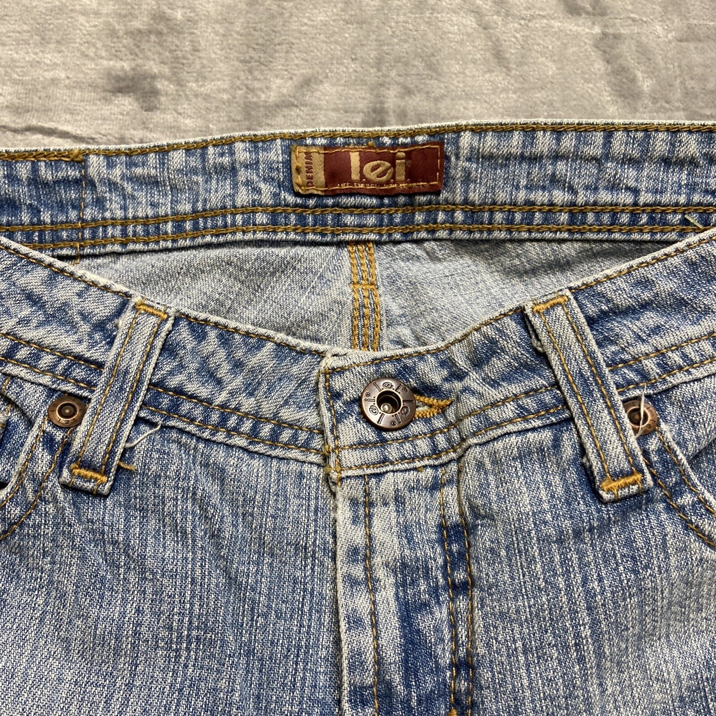 l.e.i. Faded Denim Shorts Women’s Size 1 Light Blue Denim
